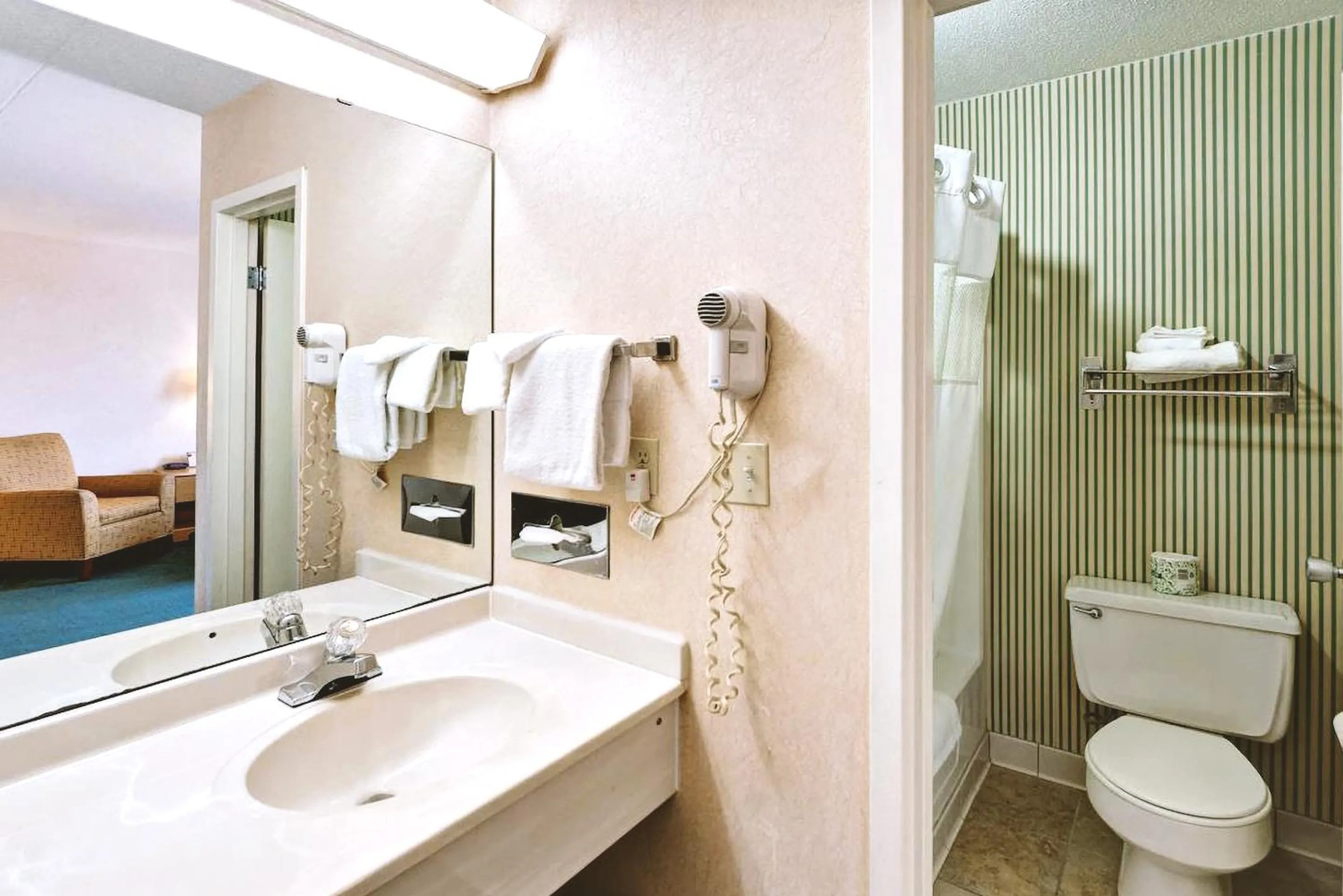 Superior King Room in Key Inn Roseville