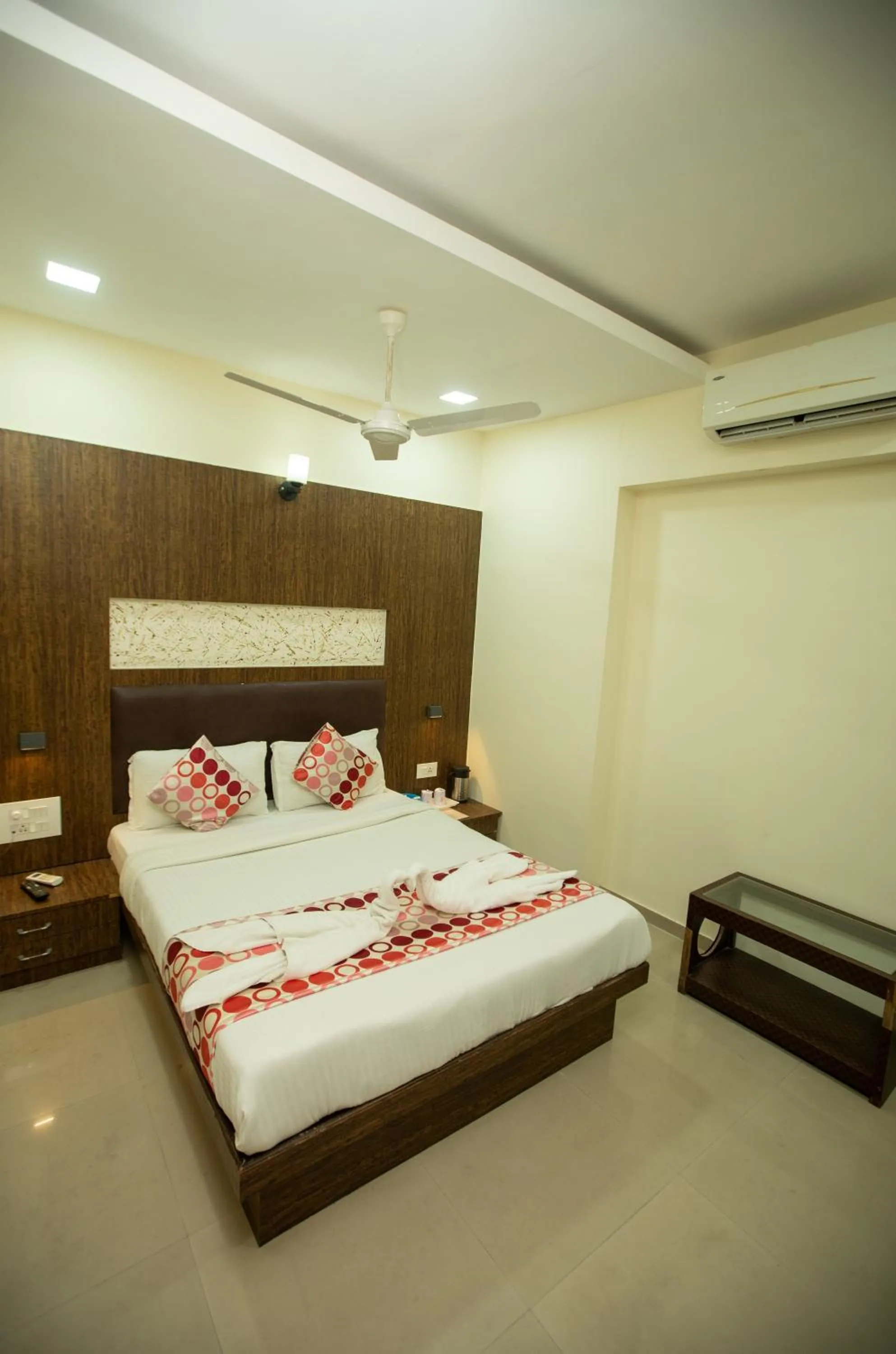 Bed in Hotel J D Residency