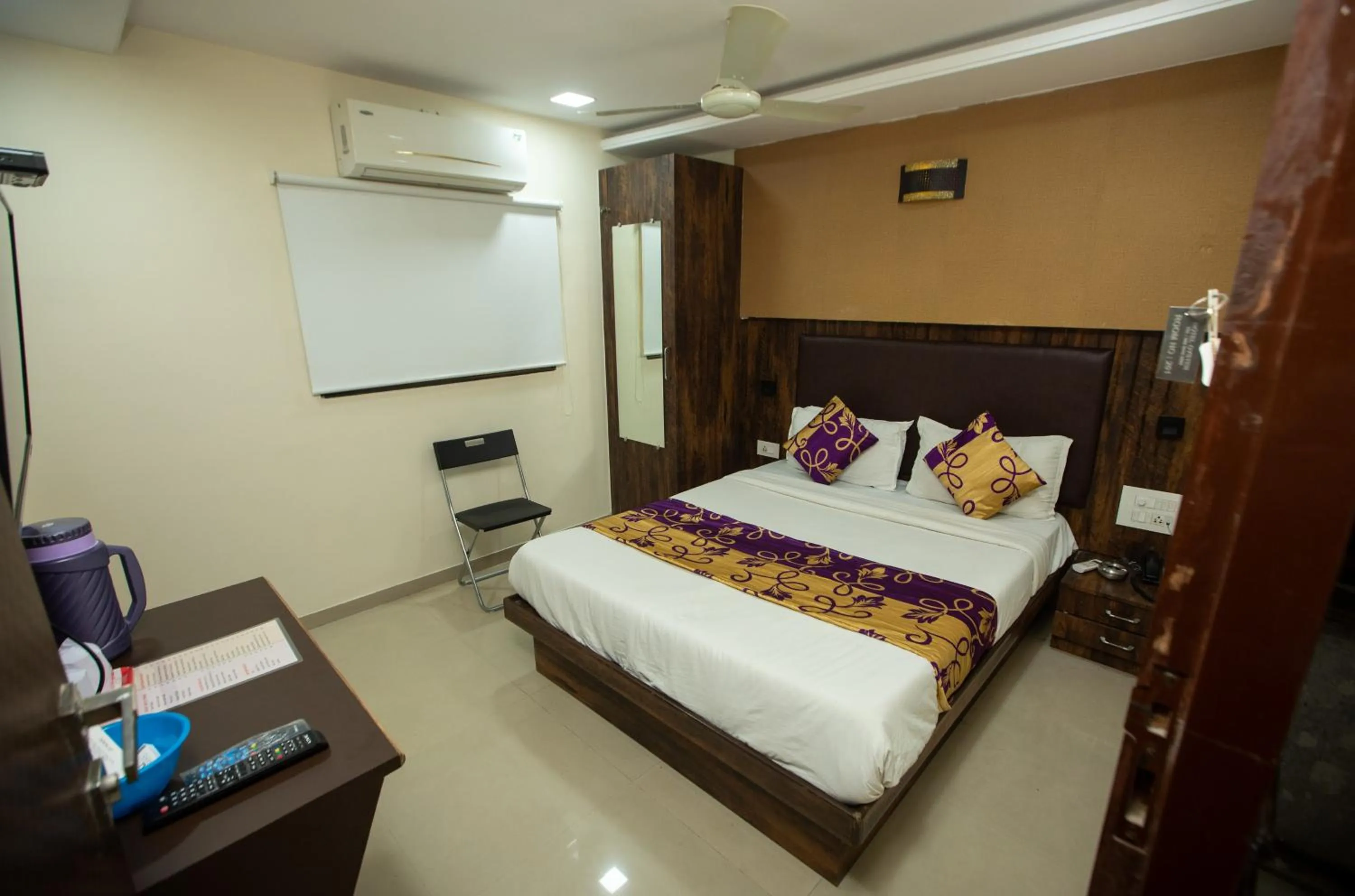 Bed in Hotel J D Residency