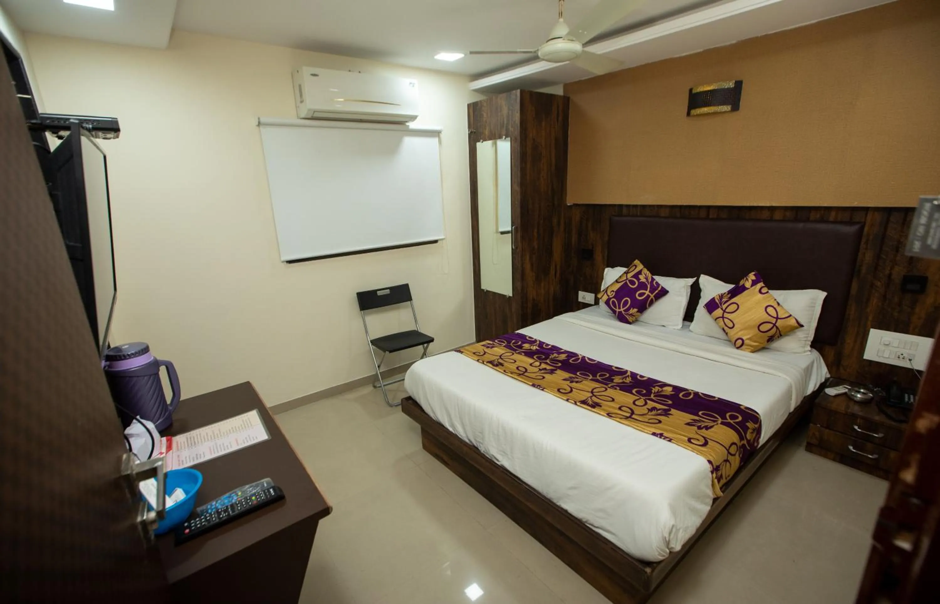 Bed in Hotel J D Residency