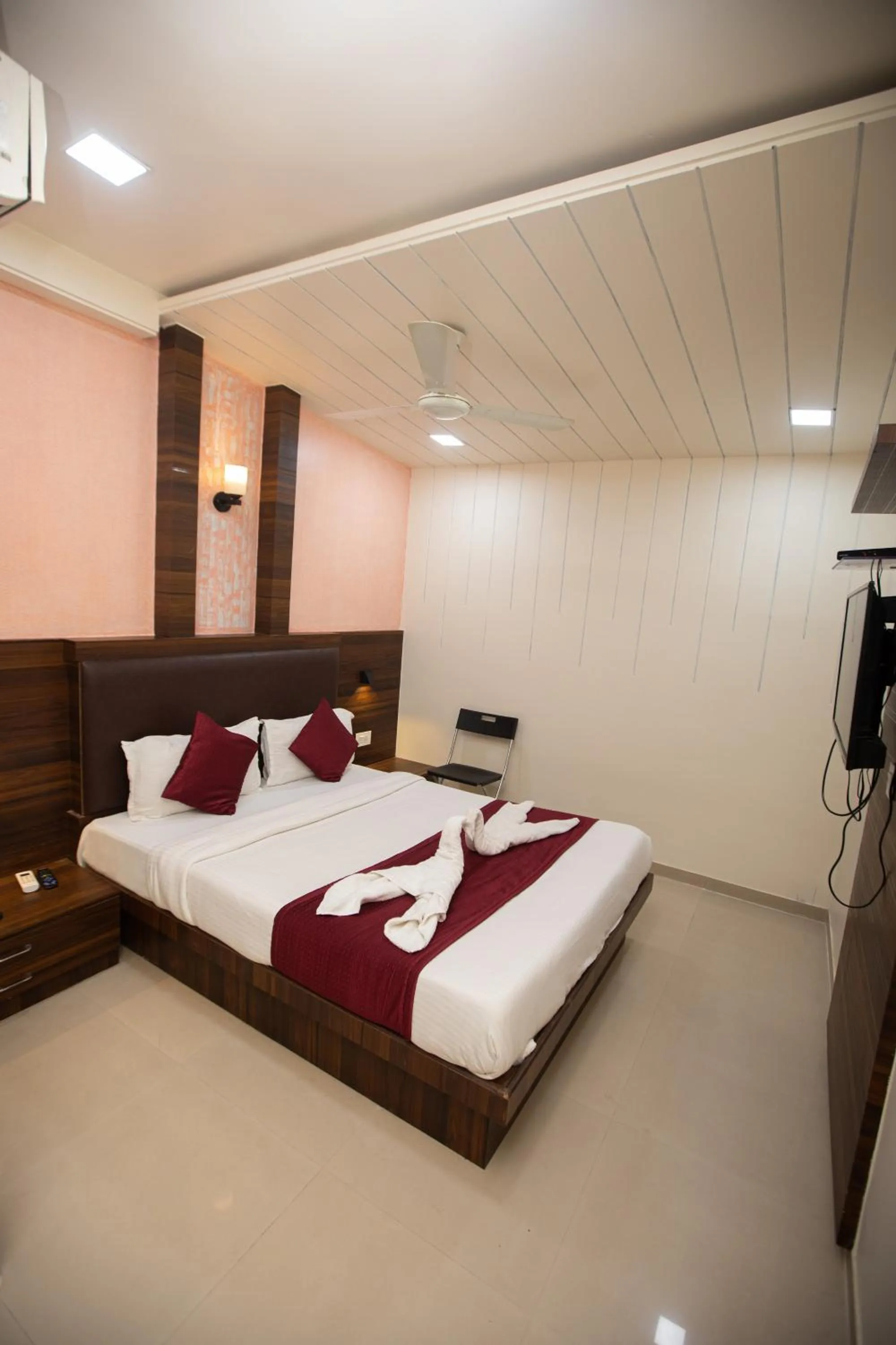 Bed in Hotel J D Residency