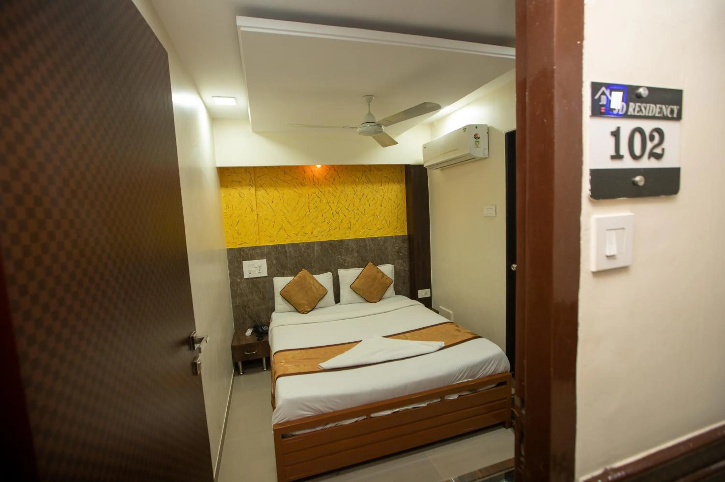 Bed in Hotel J D Residency