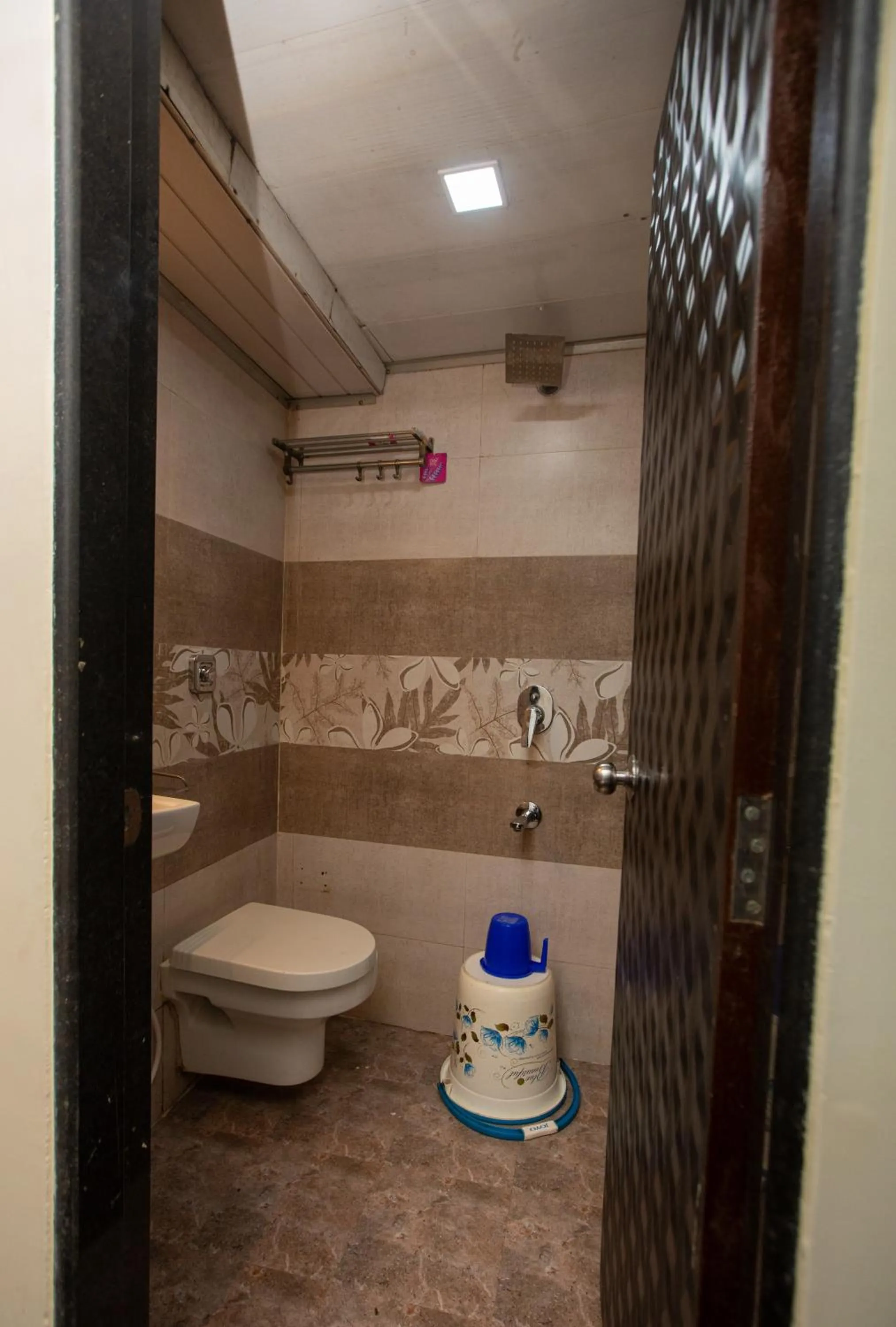 Shower in Hotel J D Residency