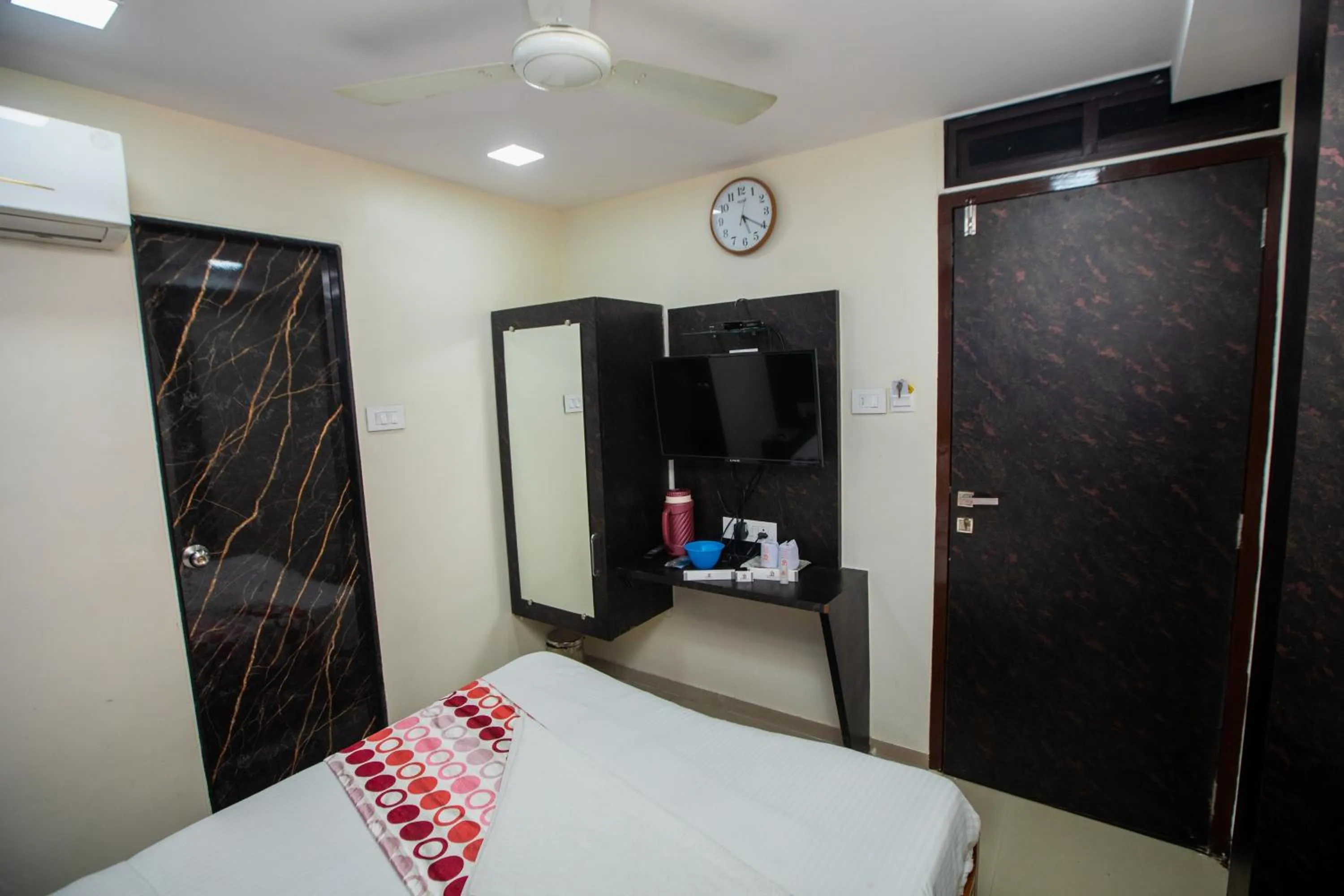 Bed in Hotel J D Residency
