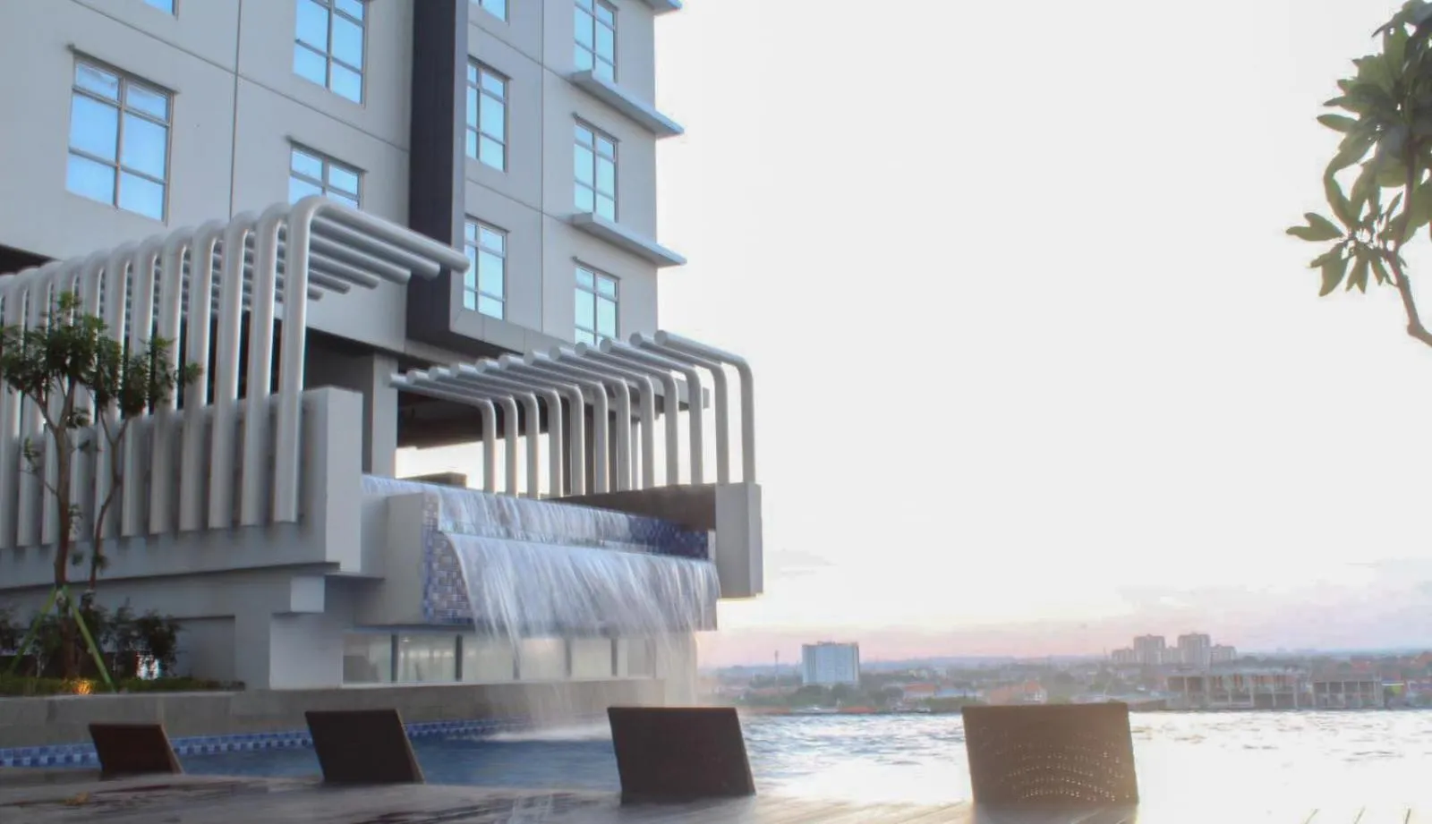 Swimming pool in BeSS Mansion Hotel Surabaya