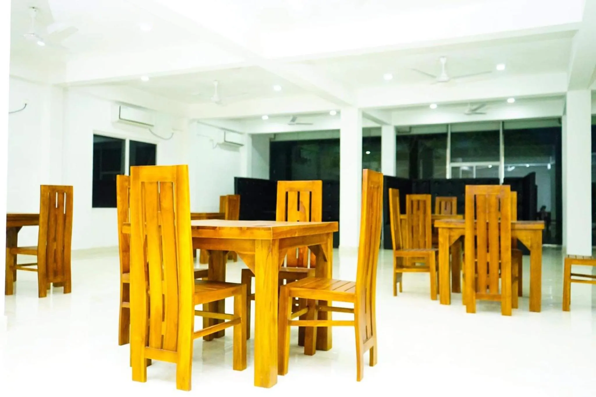 Restaurant/places to eat in Milano Grand