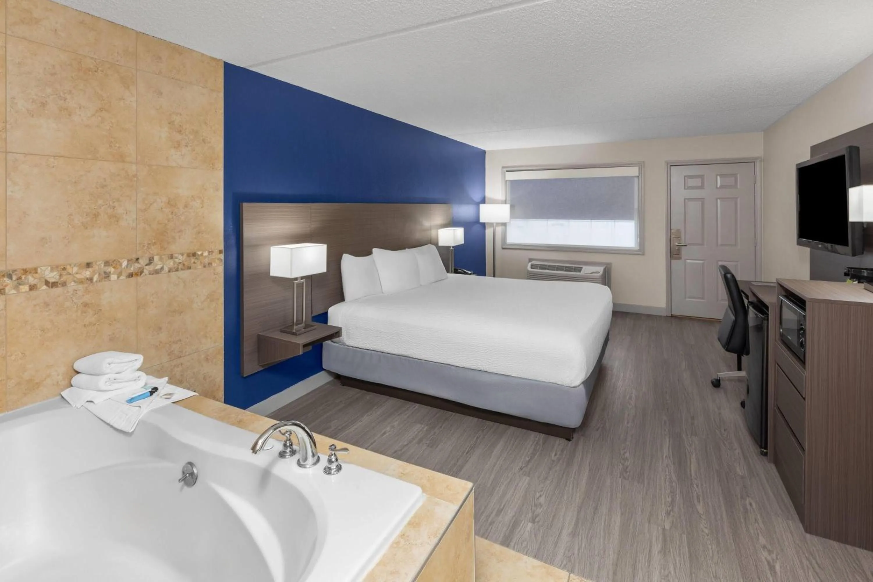 Bath, Bed in Angel Inn Near IMAX, a Travelodge by Wyndham