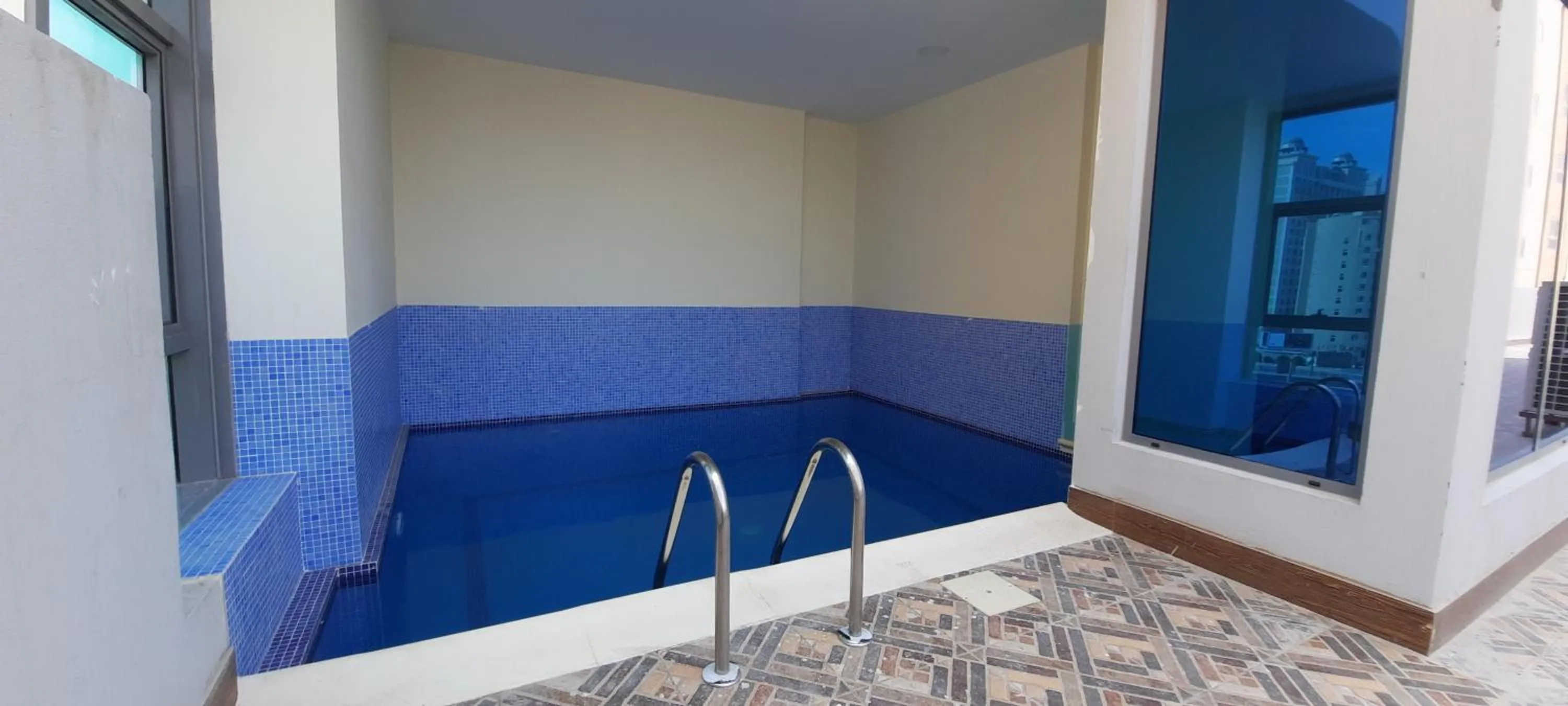 Swimming pool in SIRIUS TOWER