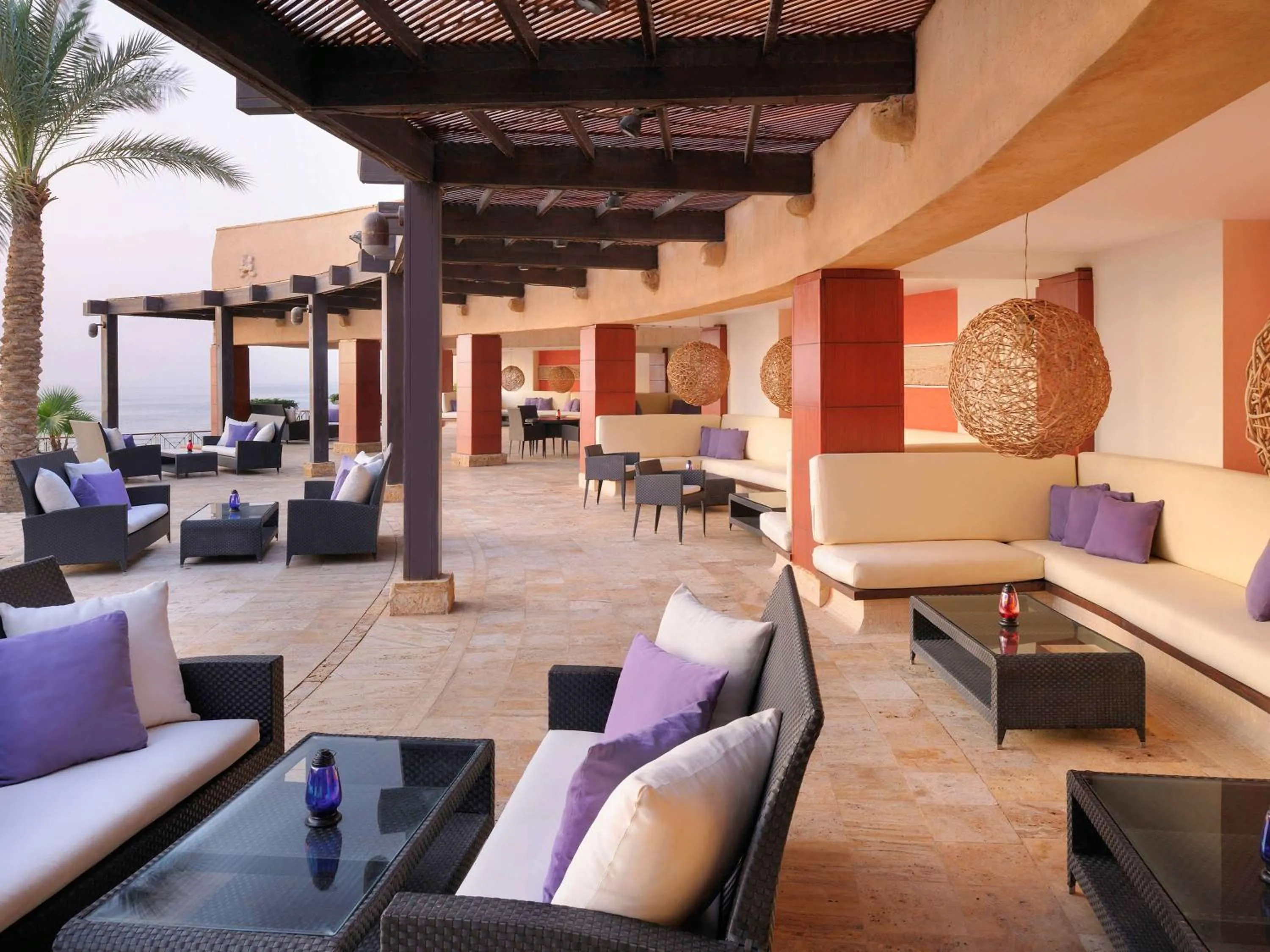 Lounge or bar in Mövenpick Resort & Spa Dead Sea
