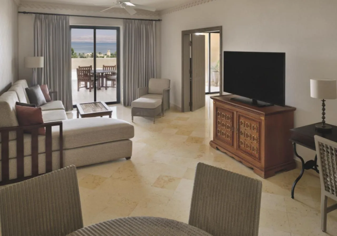Communal lounge/ TV room in Mövenpick Resort & Spa Dead Sea