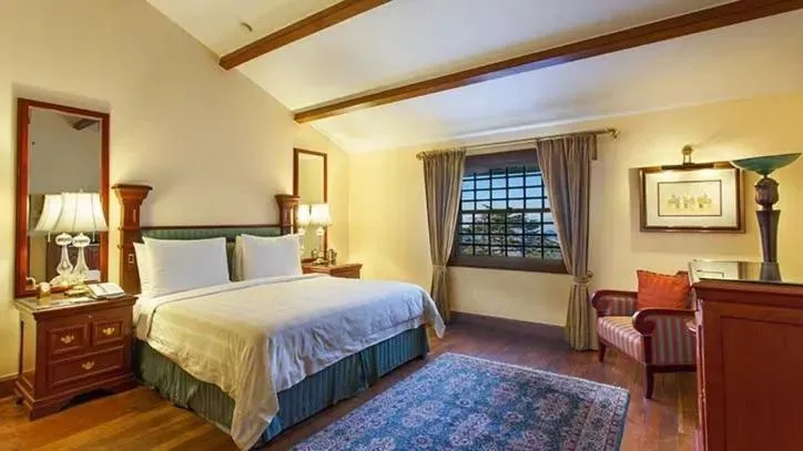 Bed in The Oberoi Cecil