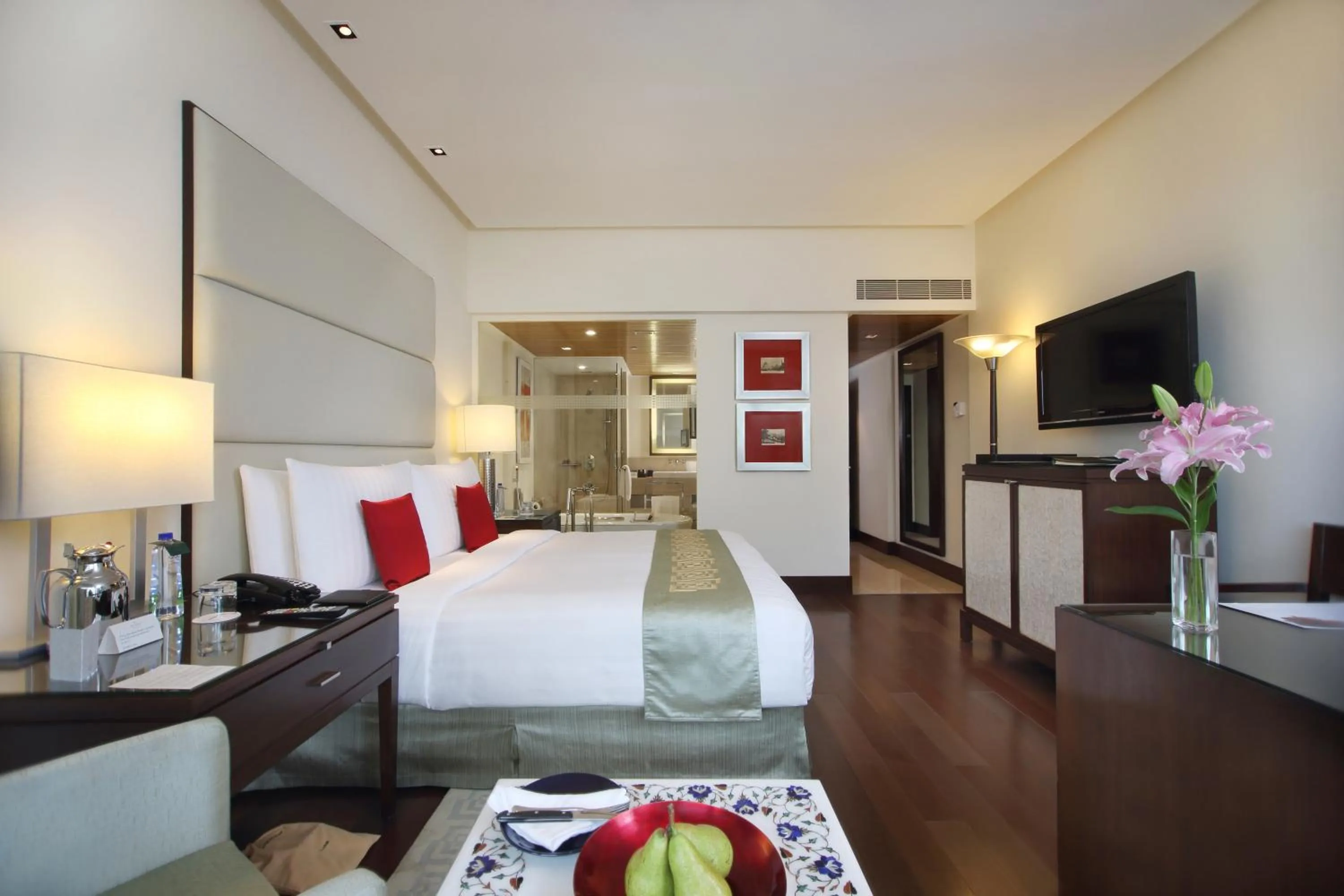 Bed in The Oberoi Mumbai