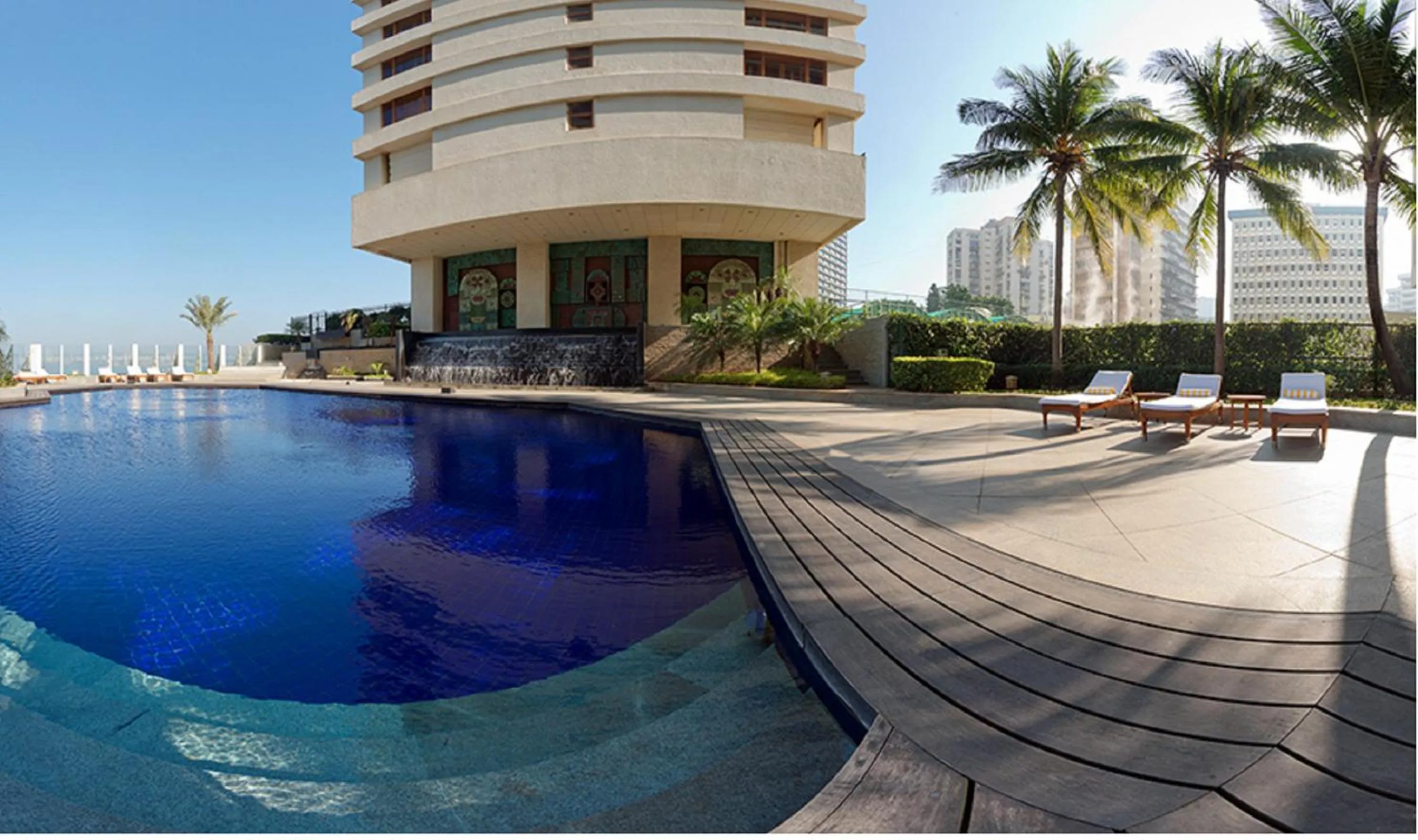 Swimming pool in The Oberoi Mumbai