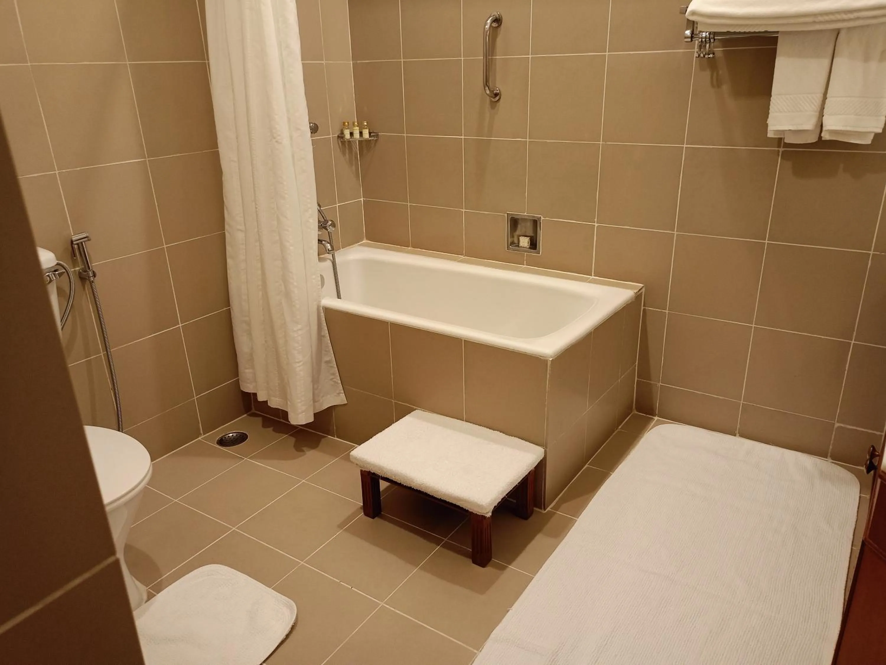 Bath in Maidens Hotel New Delhi