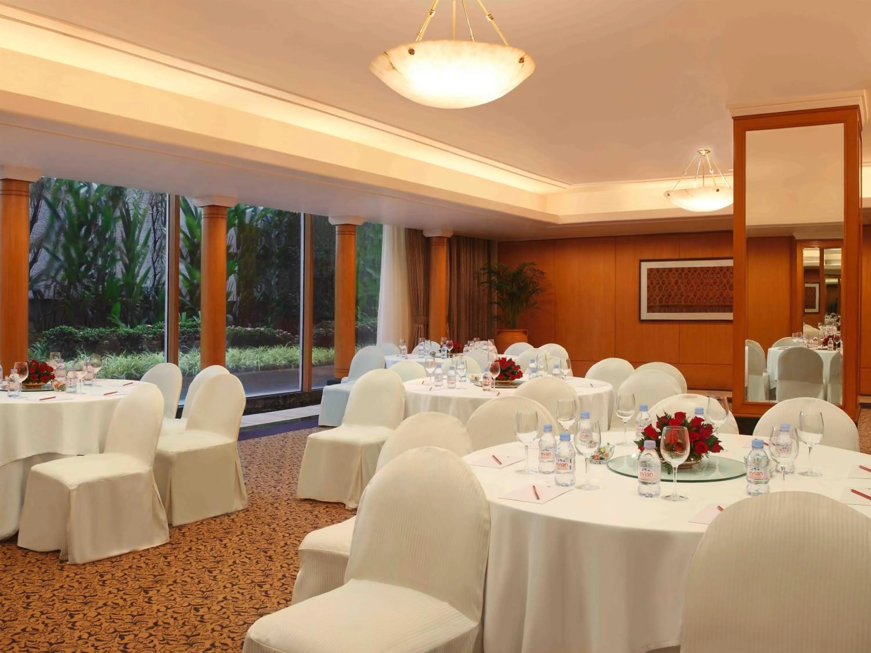 Restaurant/places to eat in Trident Nariman Point