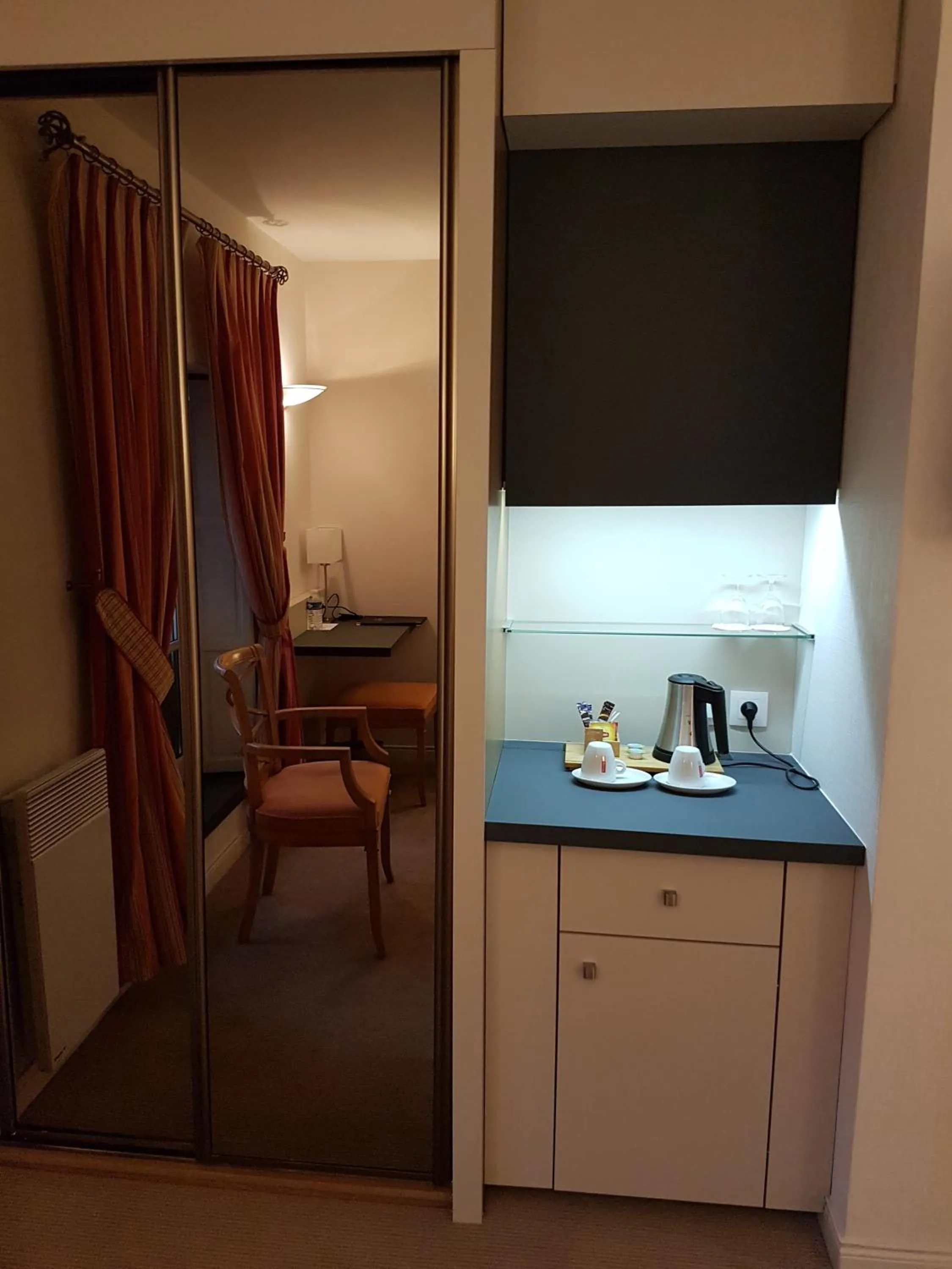 Coffee/tea facilities in Logis Hôtel Restaurant Le Dauphin et Le Spa du Prieuré