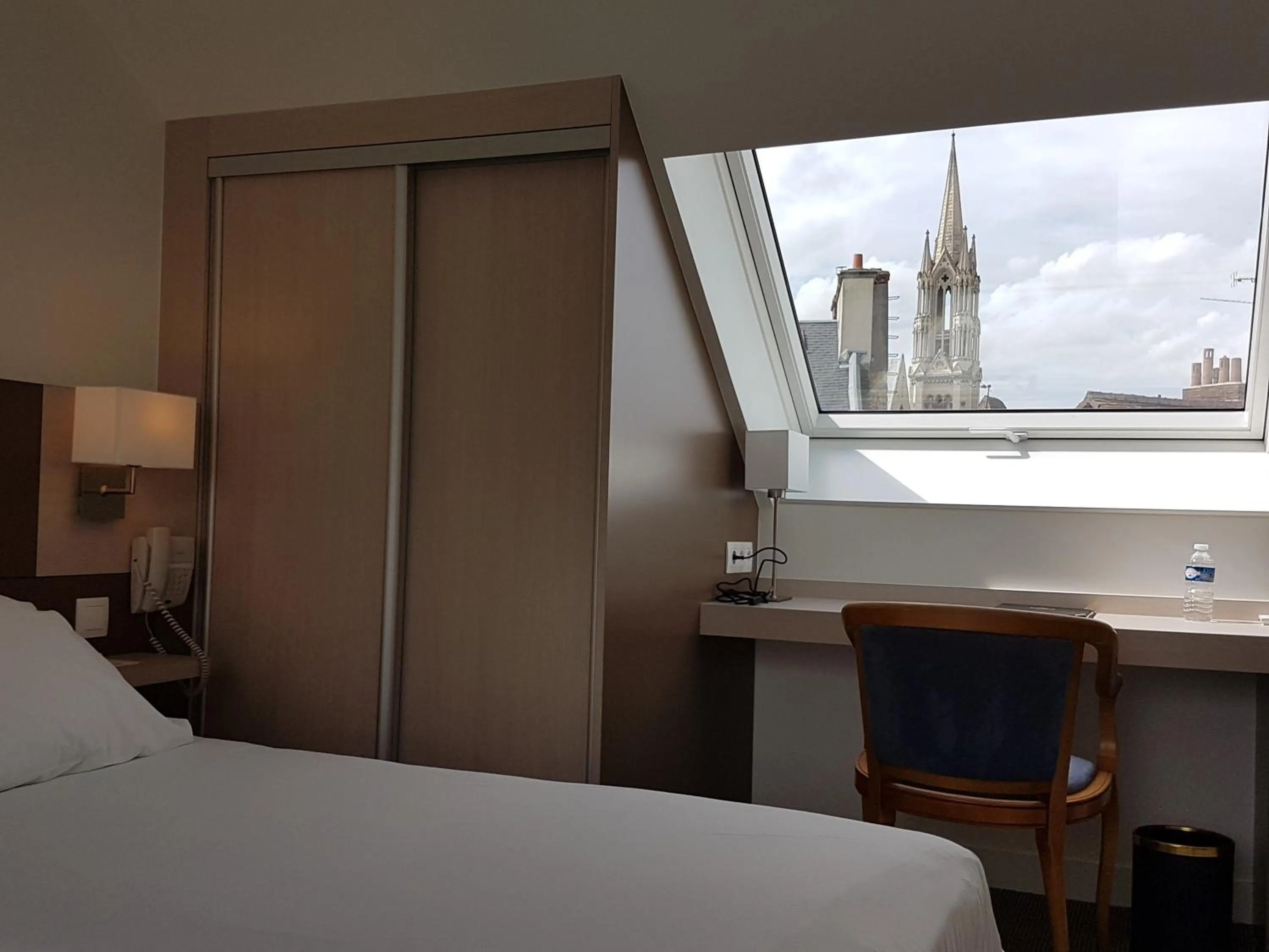 Landmark view, Bed in Logis Hôtel Restaurant Le Dauphin et Le Spa du Prieuré