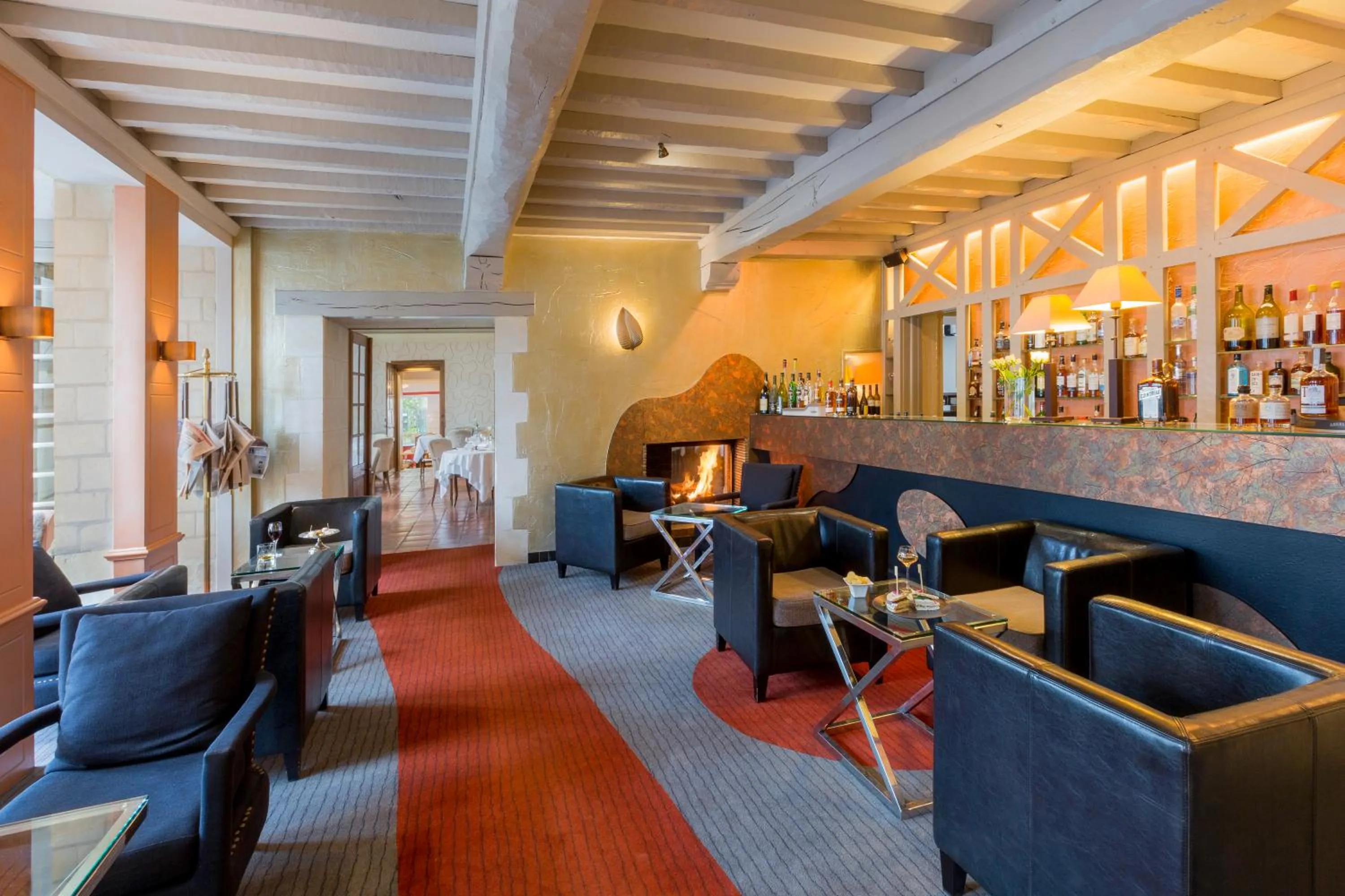 Lounge or bar in Logis Hôtel Restaurant Le Dauphin et Le Spa du Prieuré