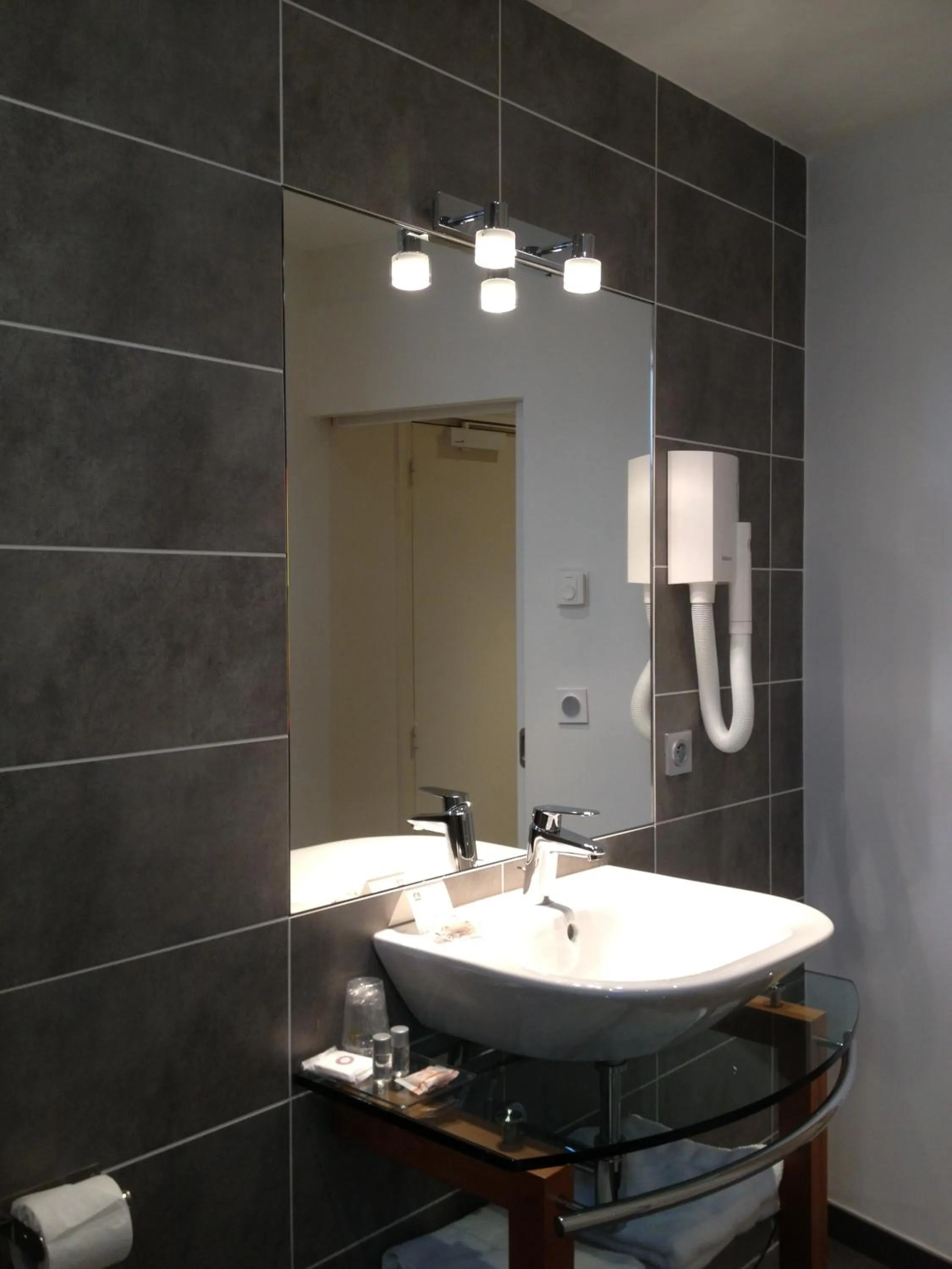 Bathroom in Logis Hôtel Restaurant Le Dauphin et Le Spa du Prieuré