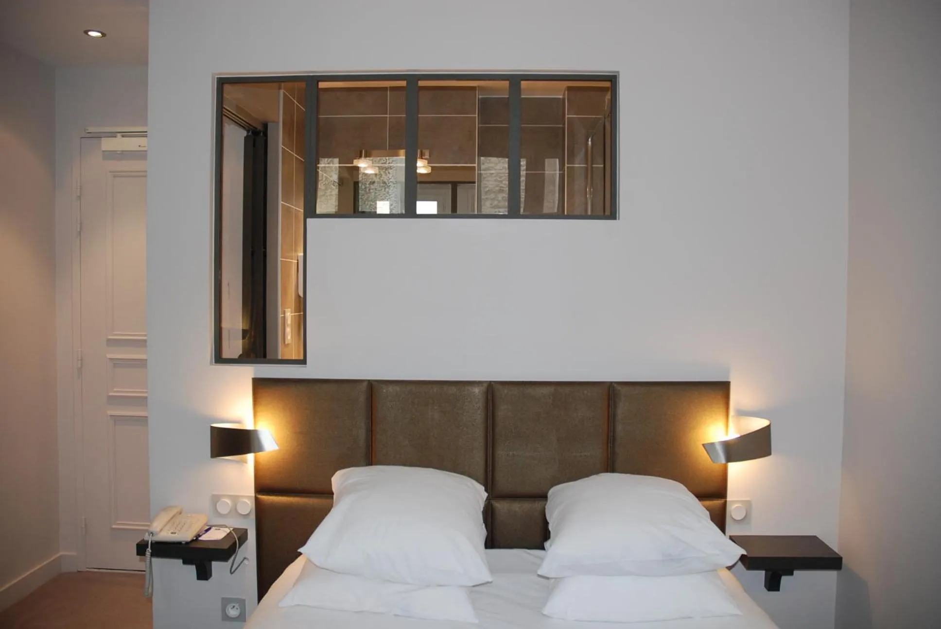 Photo of the whole room, Bed in Logis Hôtel Restaurant Le Dauphin et Le Spa du Prieuré