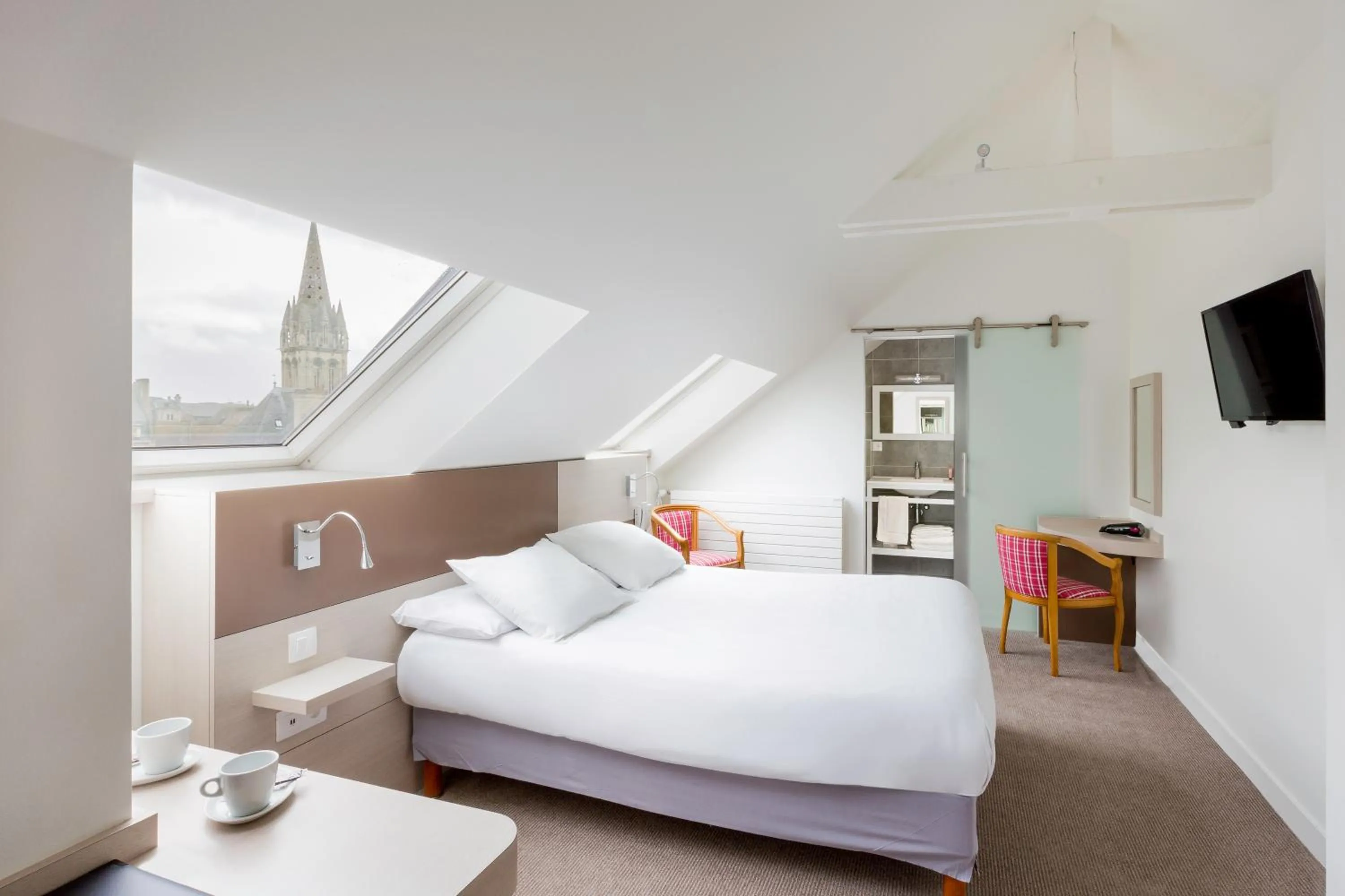 Photo of the whole room, Bed in Logis Hôtel Restaurant Le Dauphin et Le Spa du Prieuré