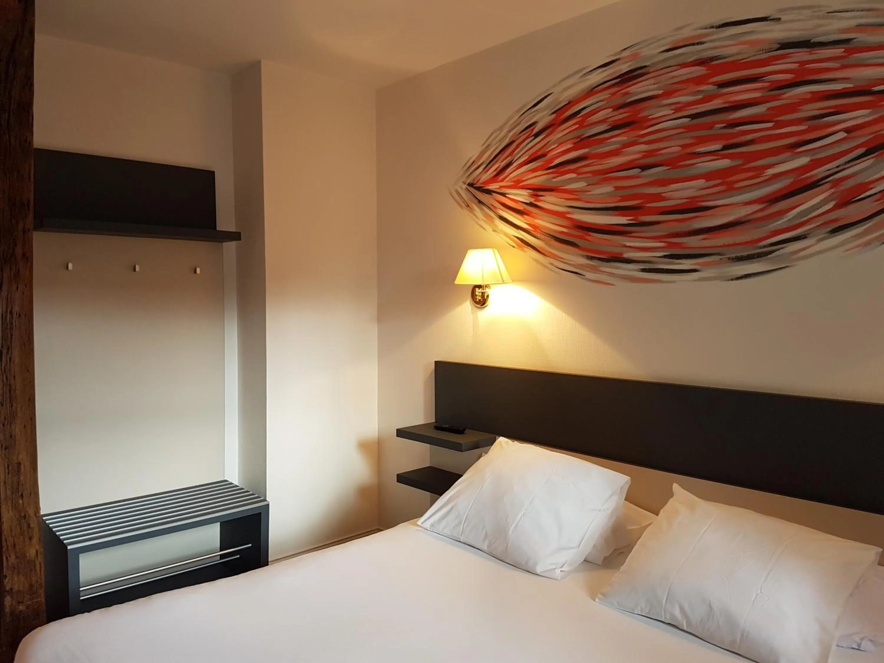 Bed in Logis Hôtel Restaurant Le Dauphin et Le Spa du Prieuré