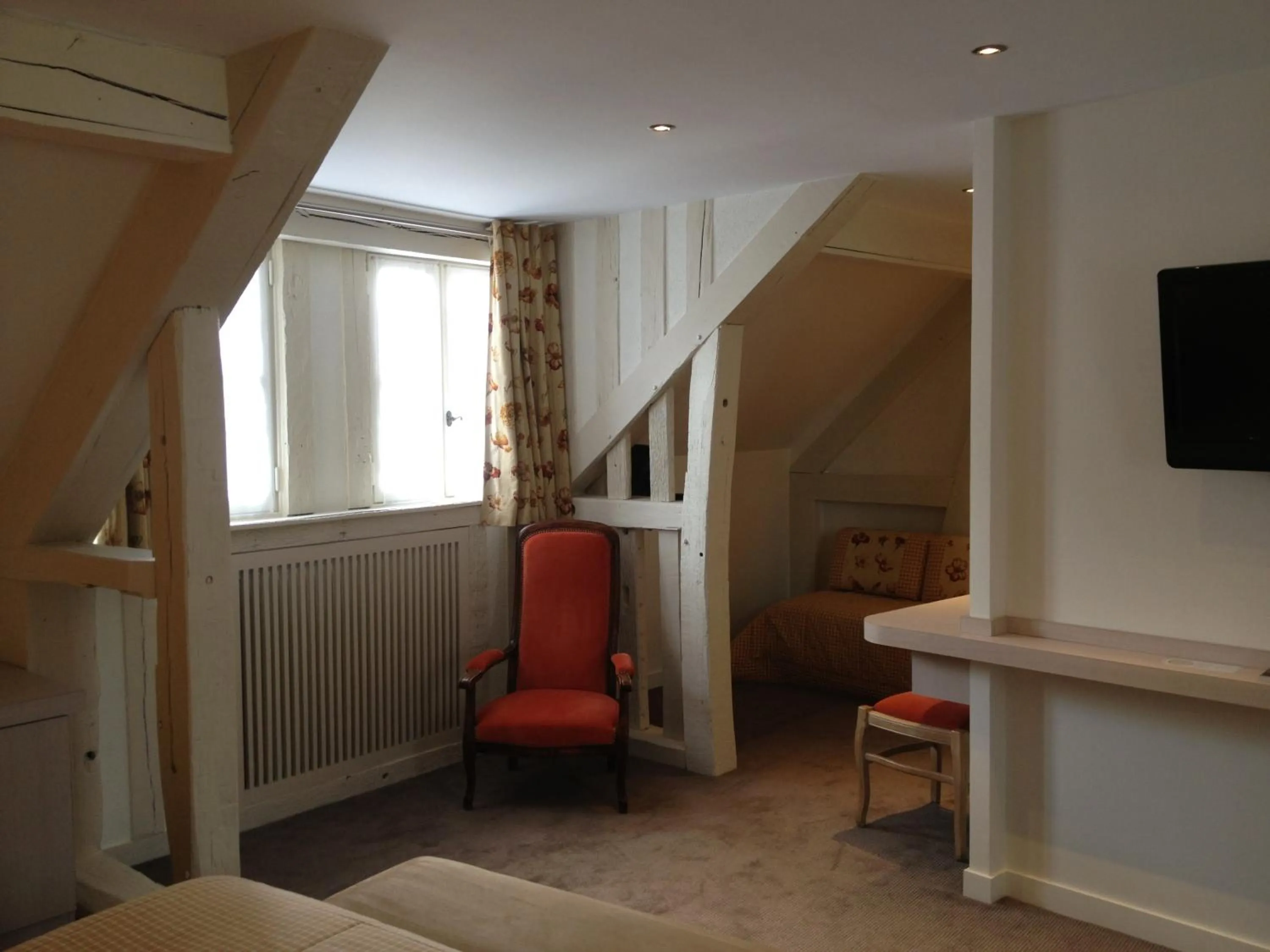 Seating area in Logis Hôtel Restaurant Le Dauphin et Le Spa du Prieuré