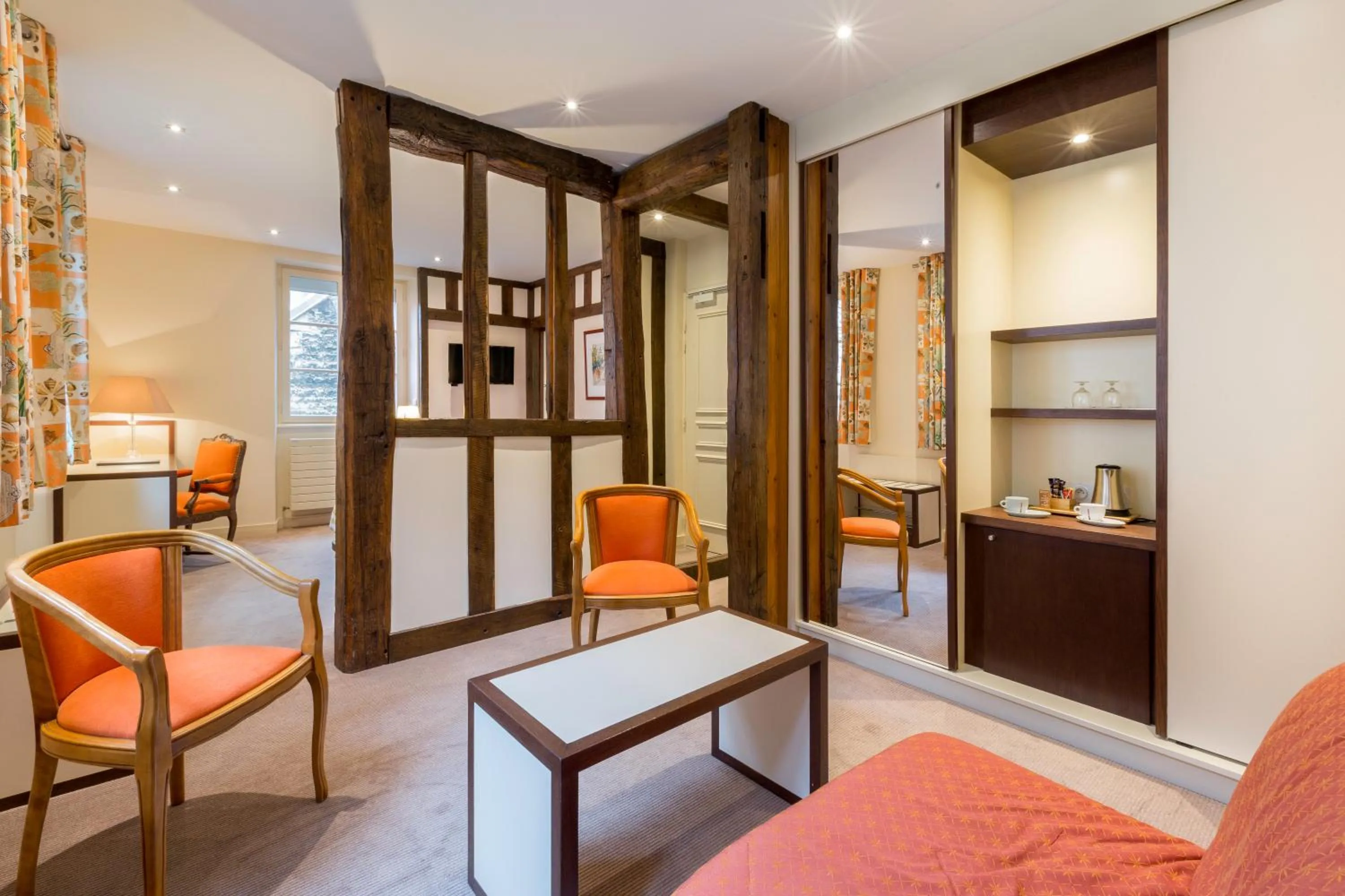 Decorative detail in Logis Hôtel Restaurant Le Dauphin et Le Spa du Prieuré