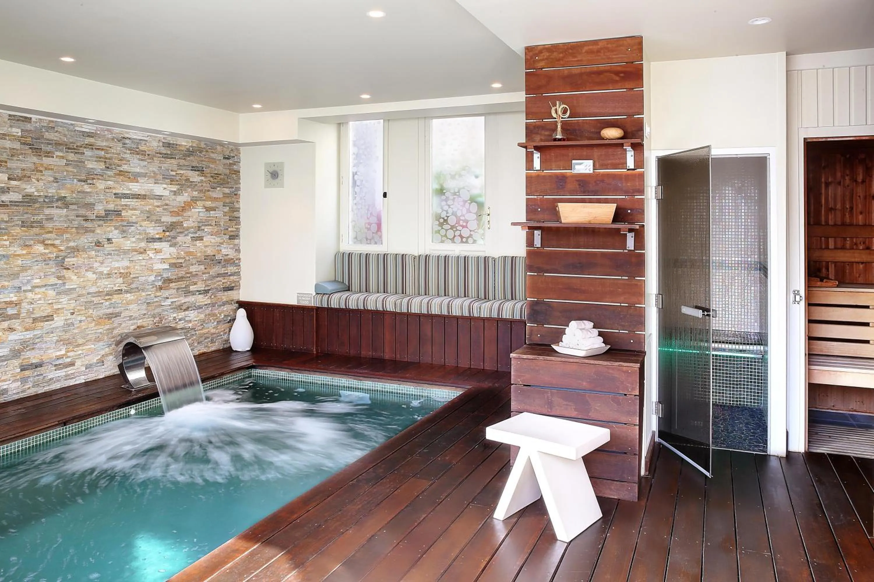 Hot Tub in Logis Hôtel Restaurant Le Dauphin et Le Spa du Prieuré