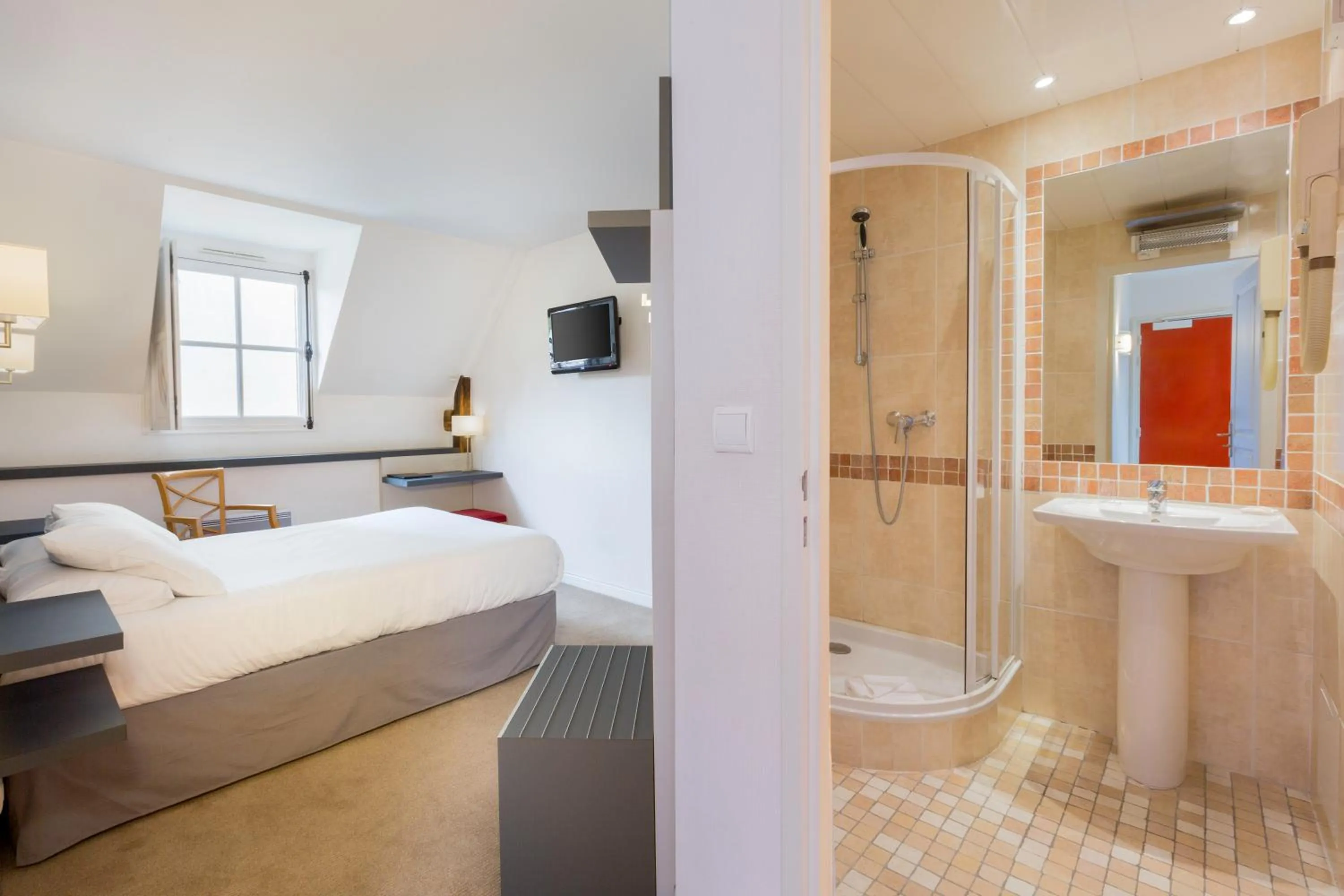 Photo of the whole room, Bed in Logis Hôtel Restaurant Le Dauphin et Le Spa du Prieuré