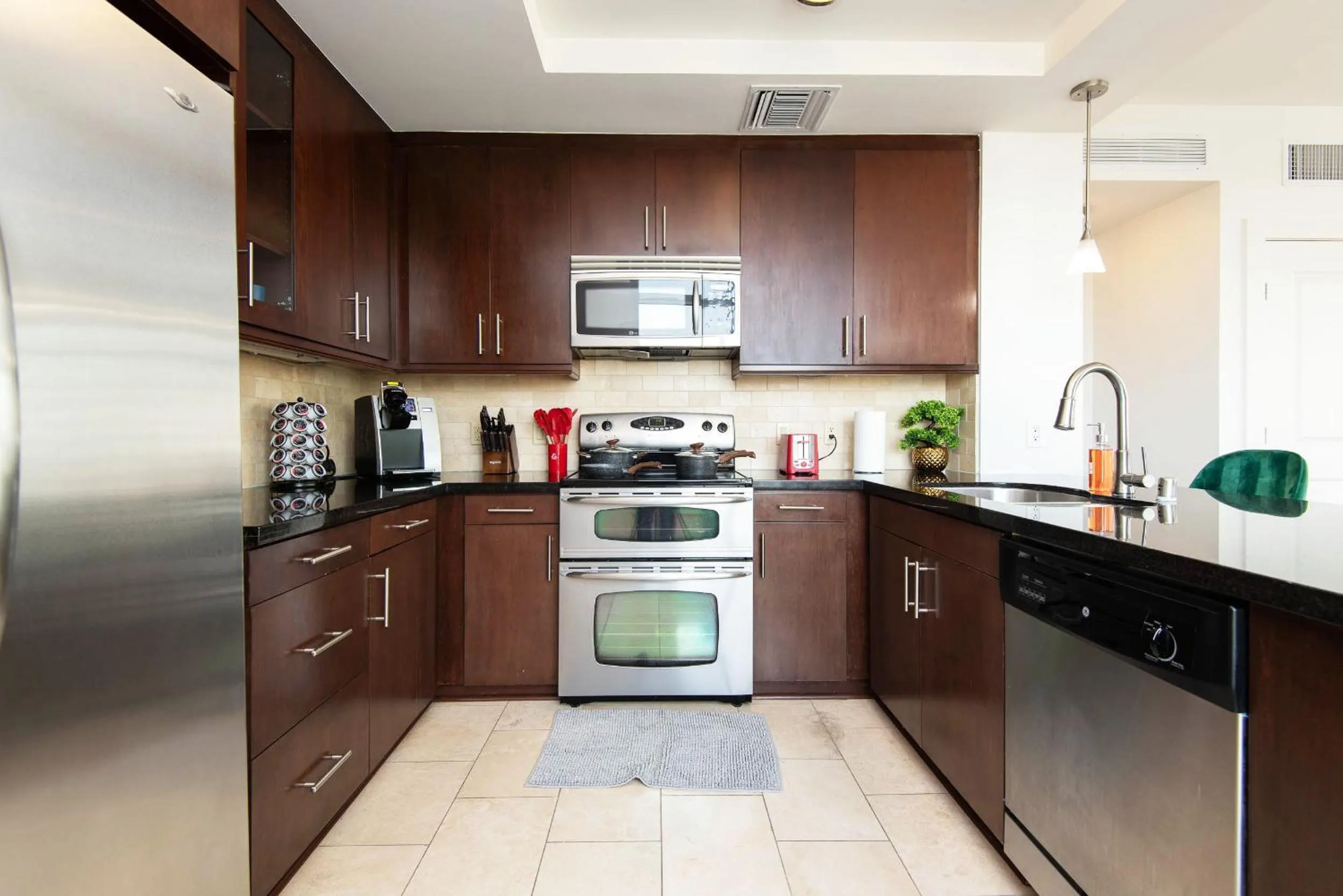 Coffee/tea facilities in Sky-Rise Apartments