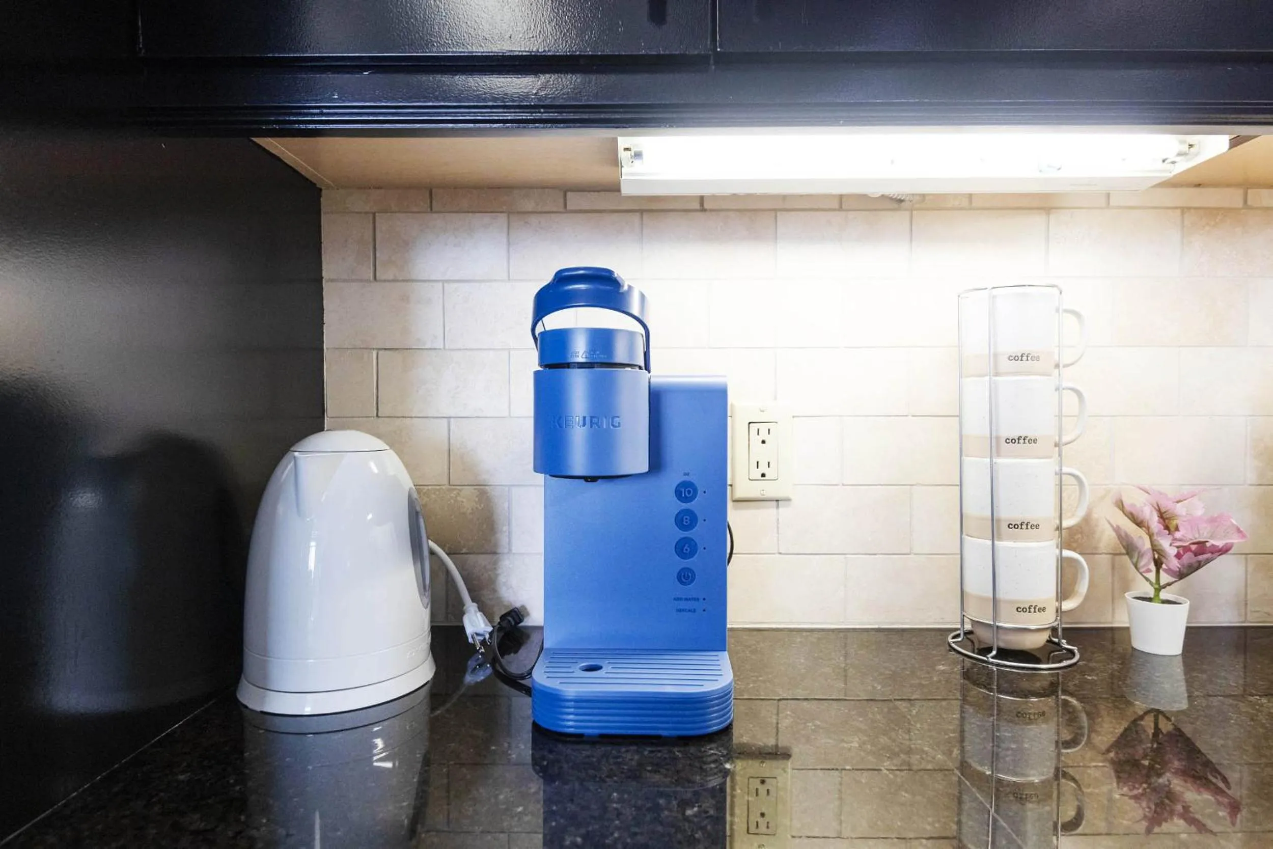 Coffee/tea facilities in Sky-Rise Apartments