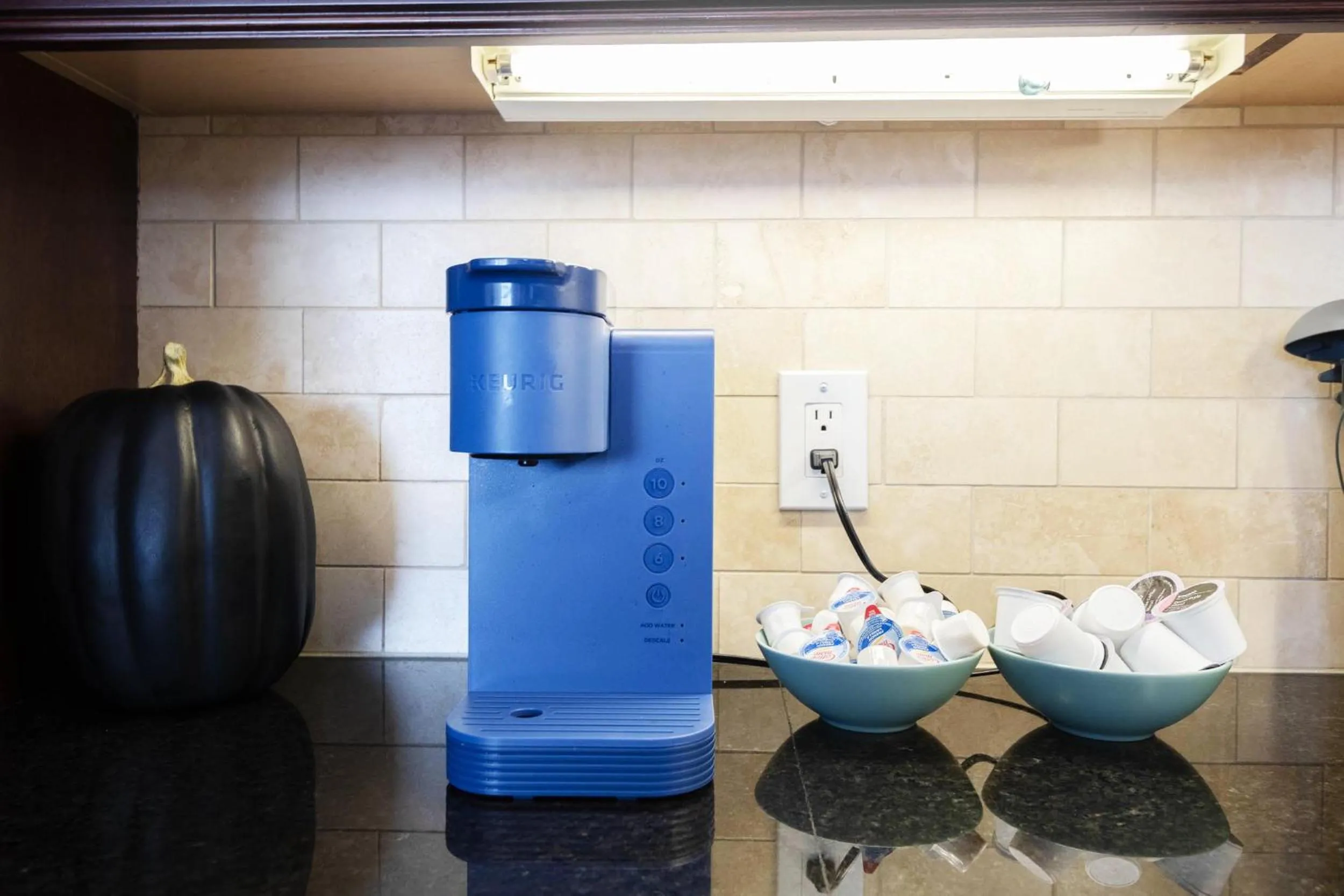 Coffee/tea facilities in Sky-Rise Apartments