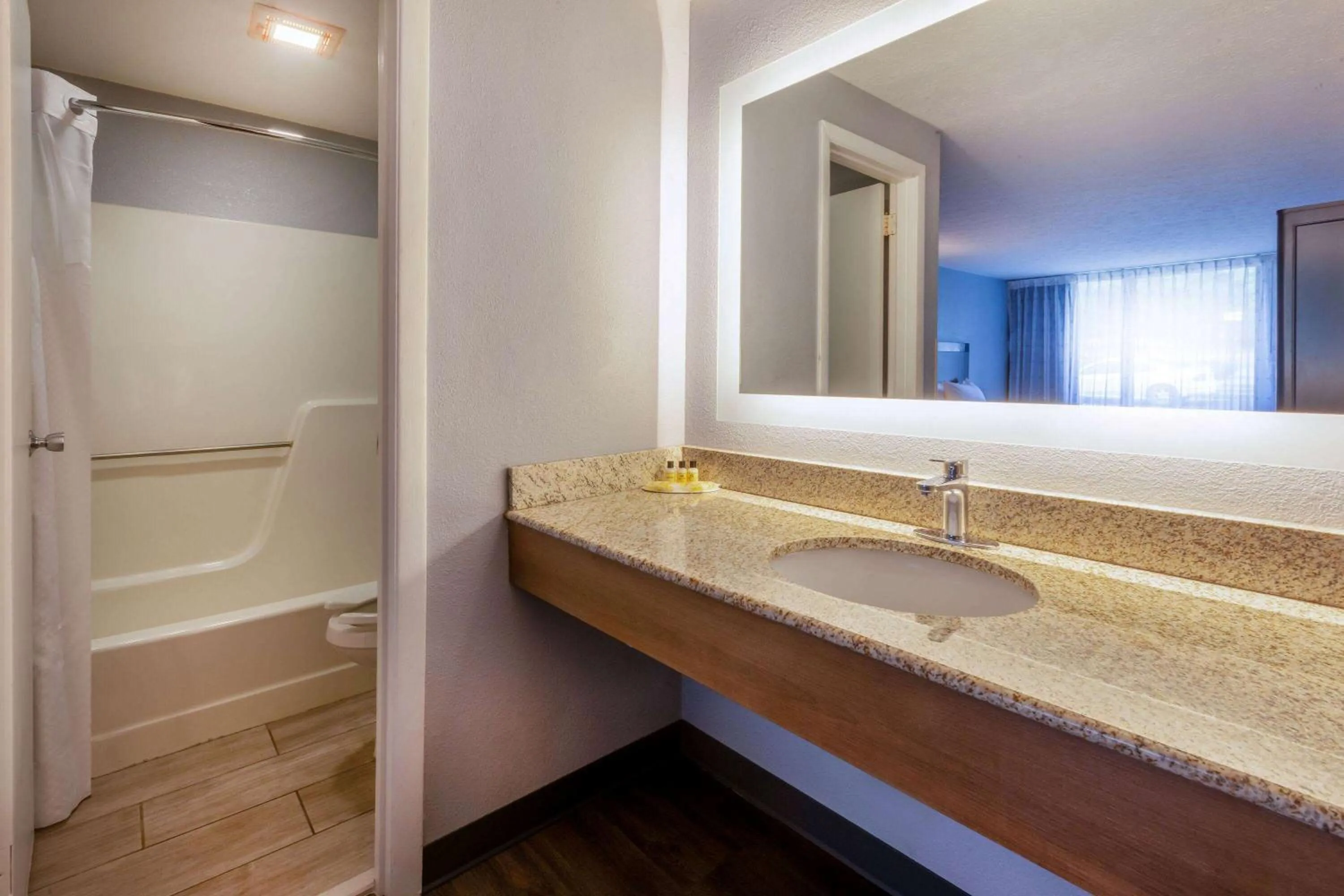 TV and multimedia in Travelodge by Wyndham Charles Town - Harpers Ferry