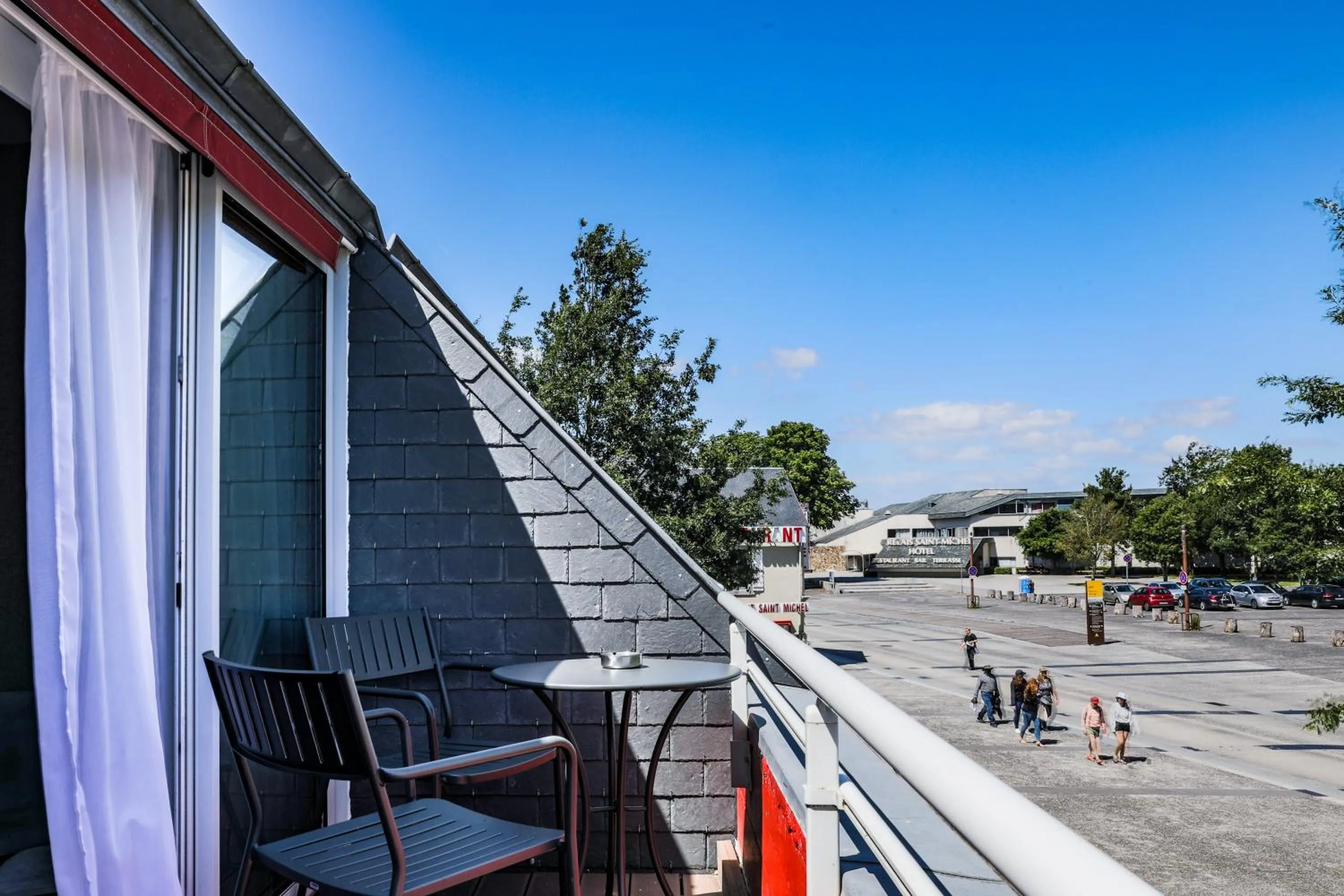 Street view, Balcony/Terrace in Hotel De La Digue