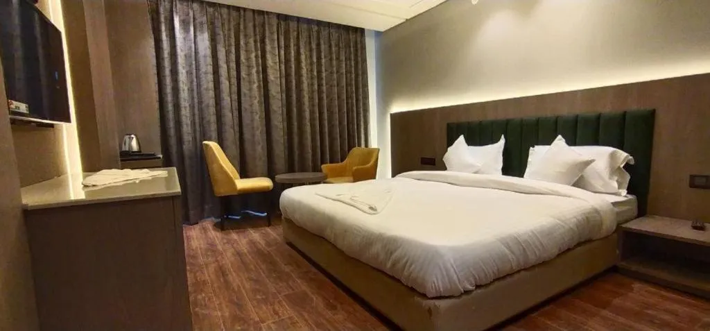 Photo of the whole room, Bed in Hotel The Legend