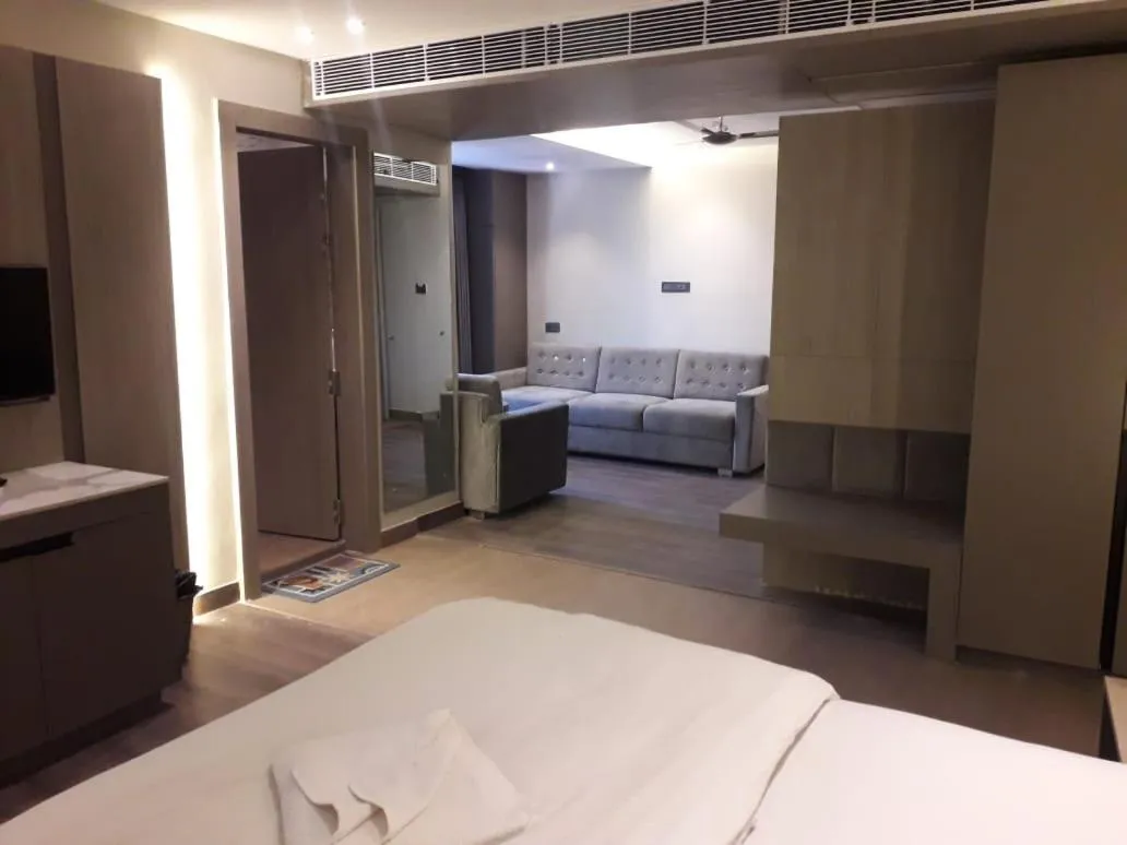 Photo of the whole room, Bed in Hotel The Legend