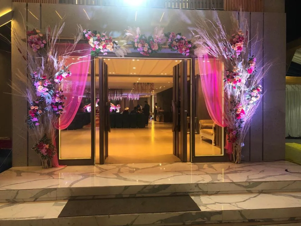 Facade/entrance in Hotel The Legend