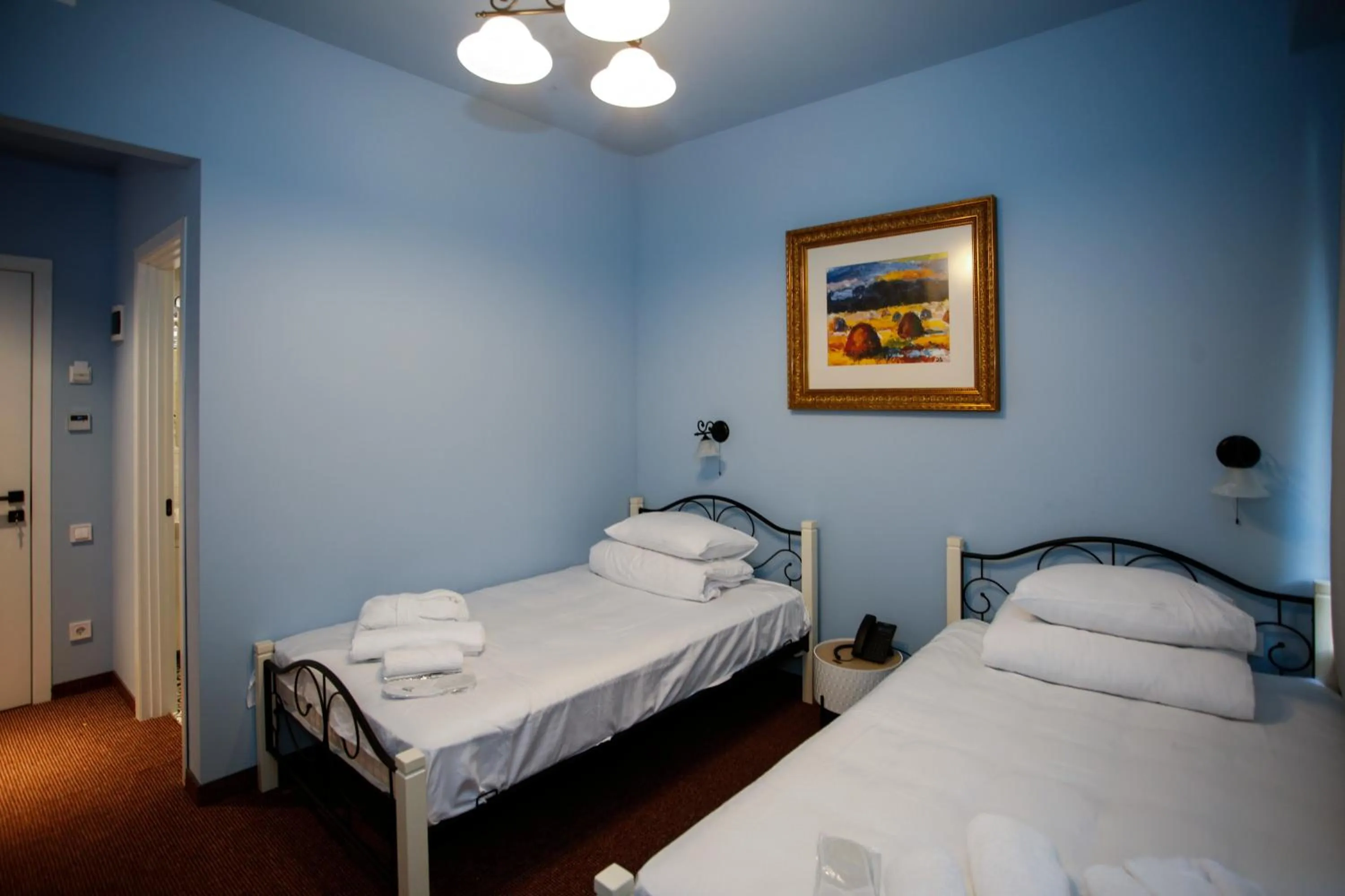 Photo of the whole room, Bed in Magnolia