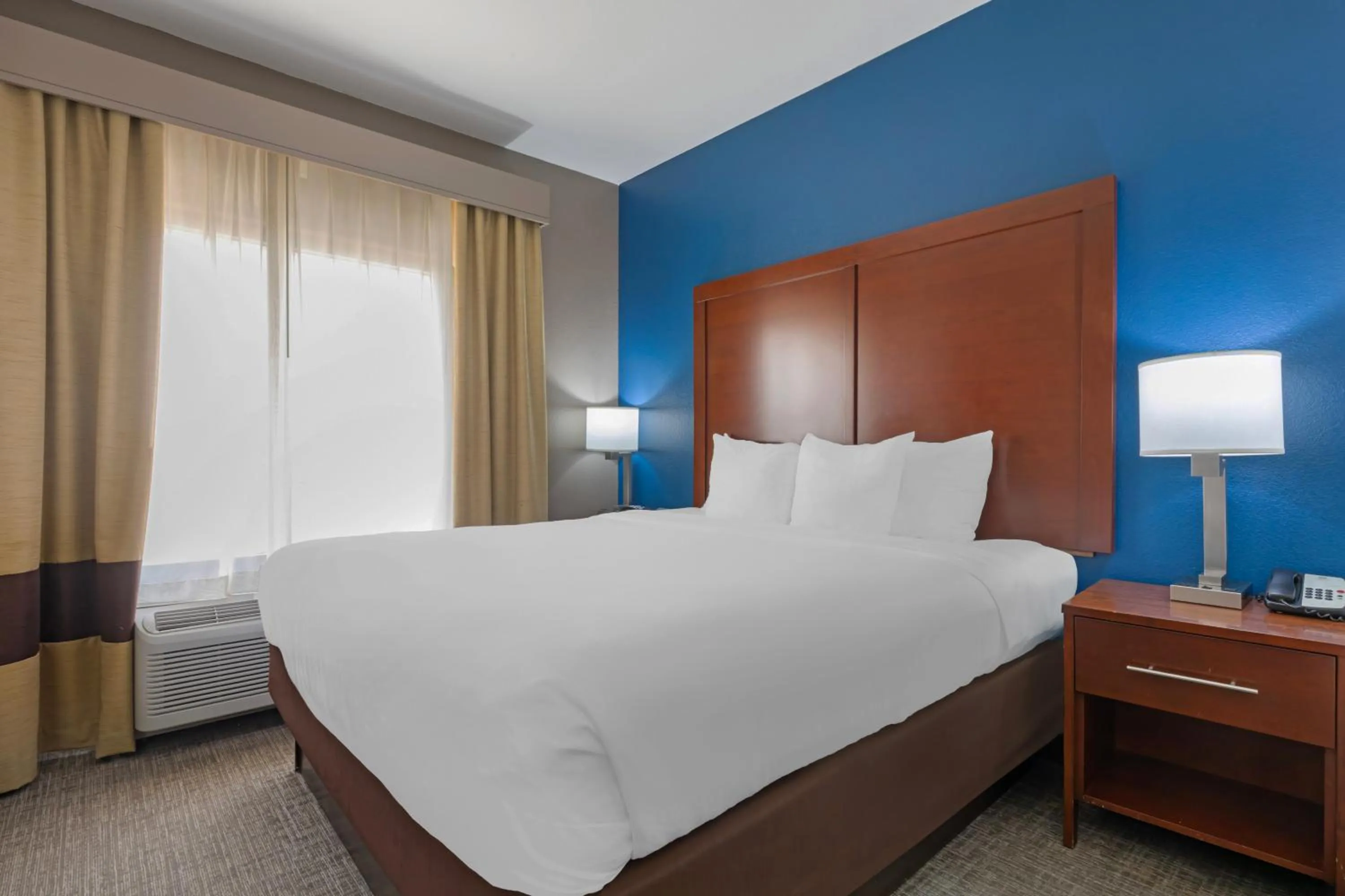 Bed in Comfort Suites DFW N-Grapevine