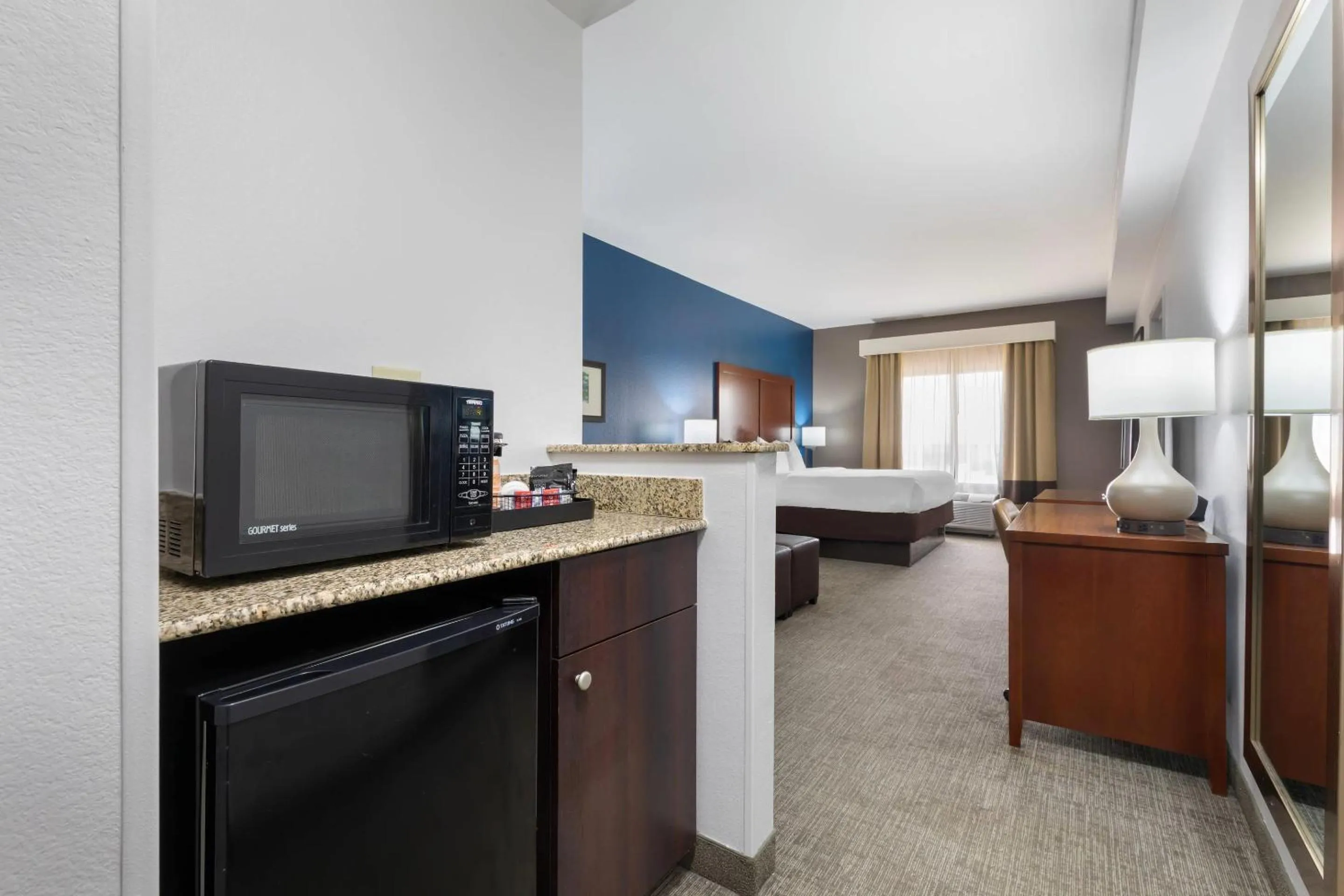 Bedroom in Comfort Suites DFW N-Grapevine