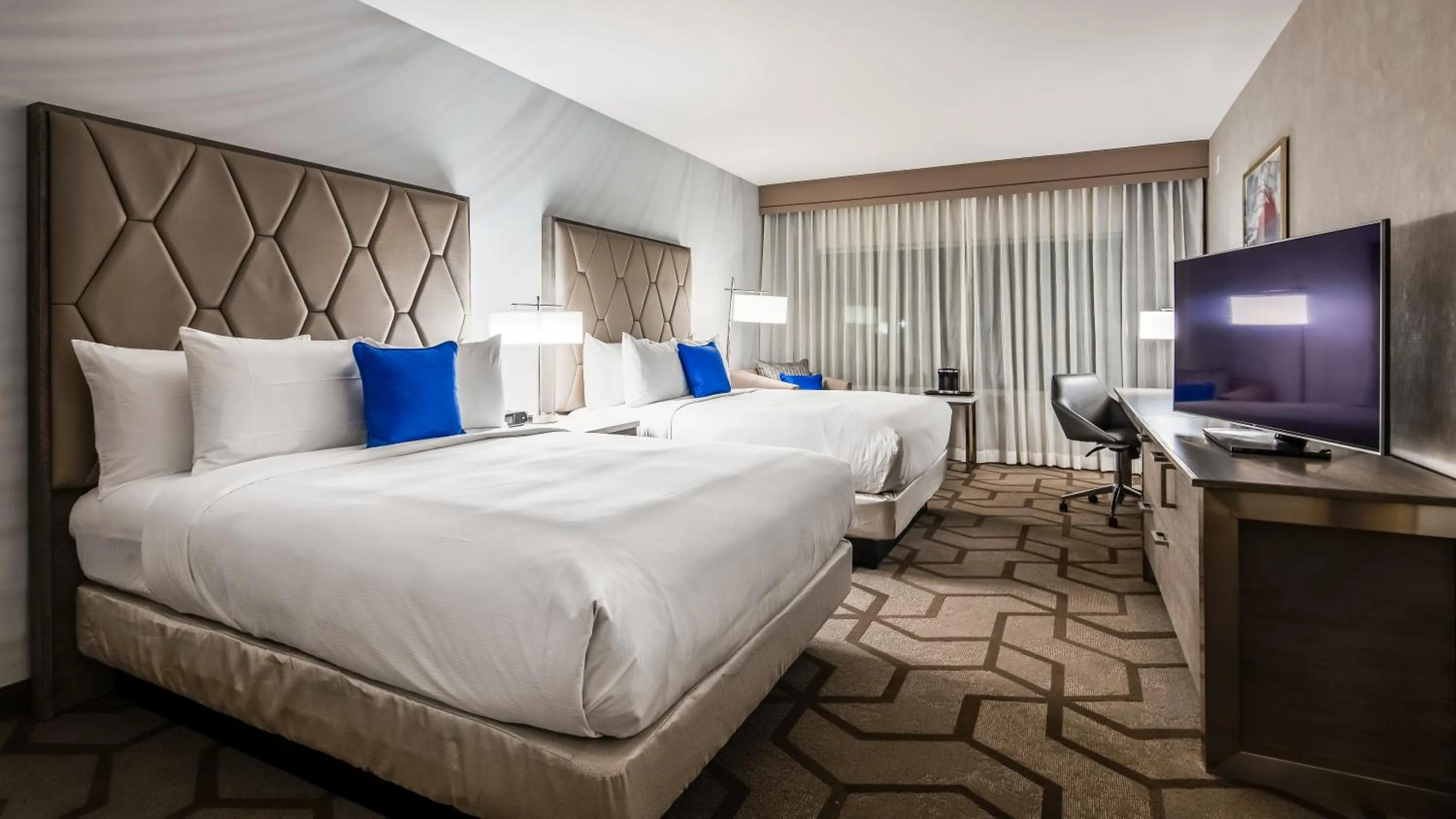 Photo of the whole room, Bed in The Kingsley Bloomfield Hills - a DoubleTree by Hilton