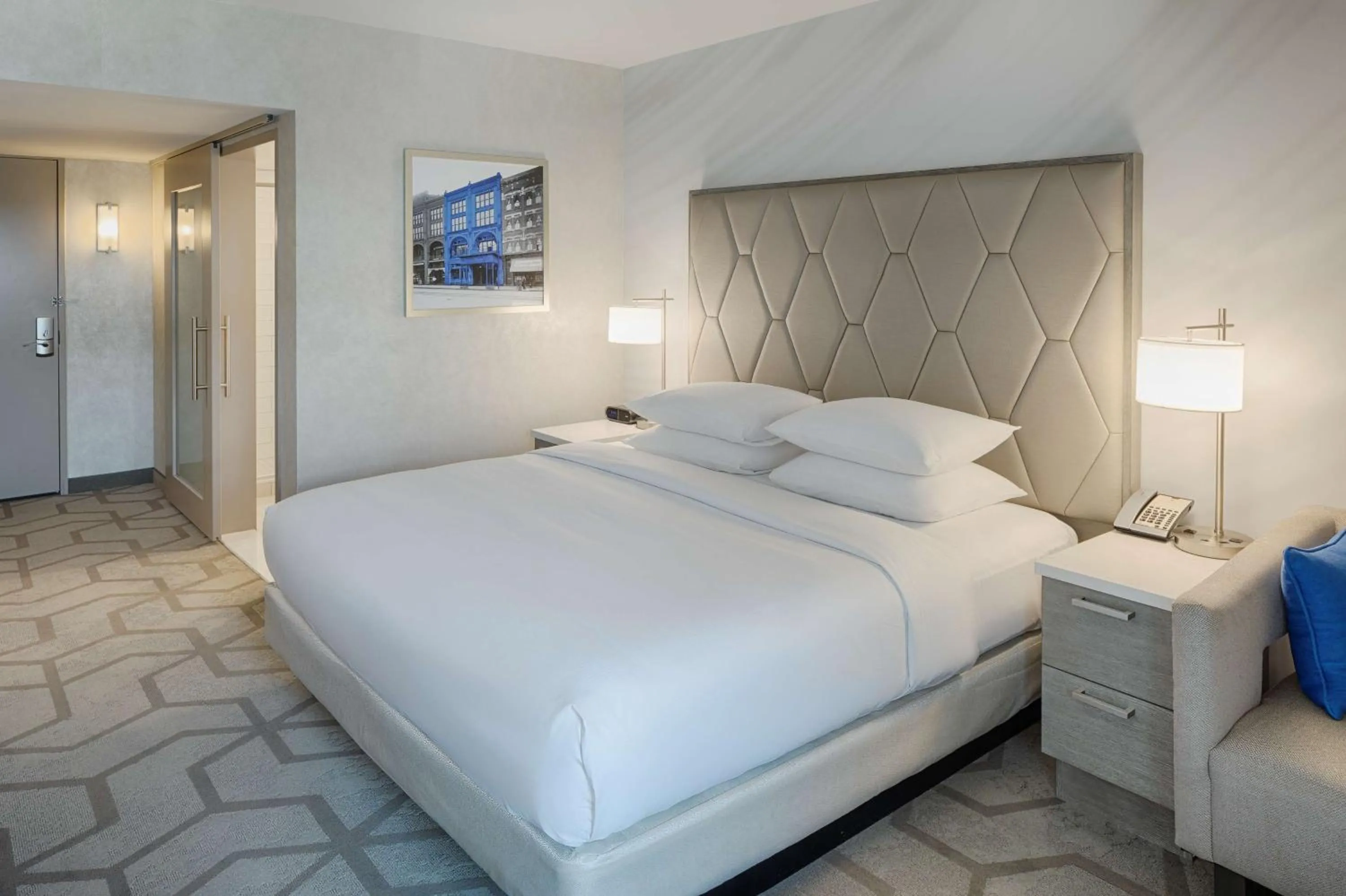 Bed in The Kingsley Bloomfield Hills - a DoubleTree by Hilton