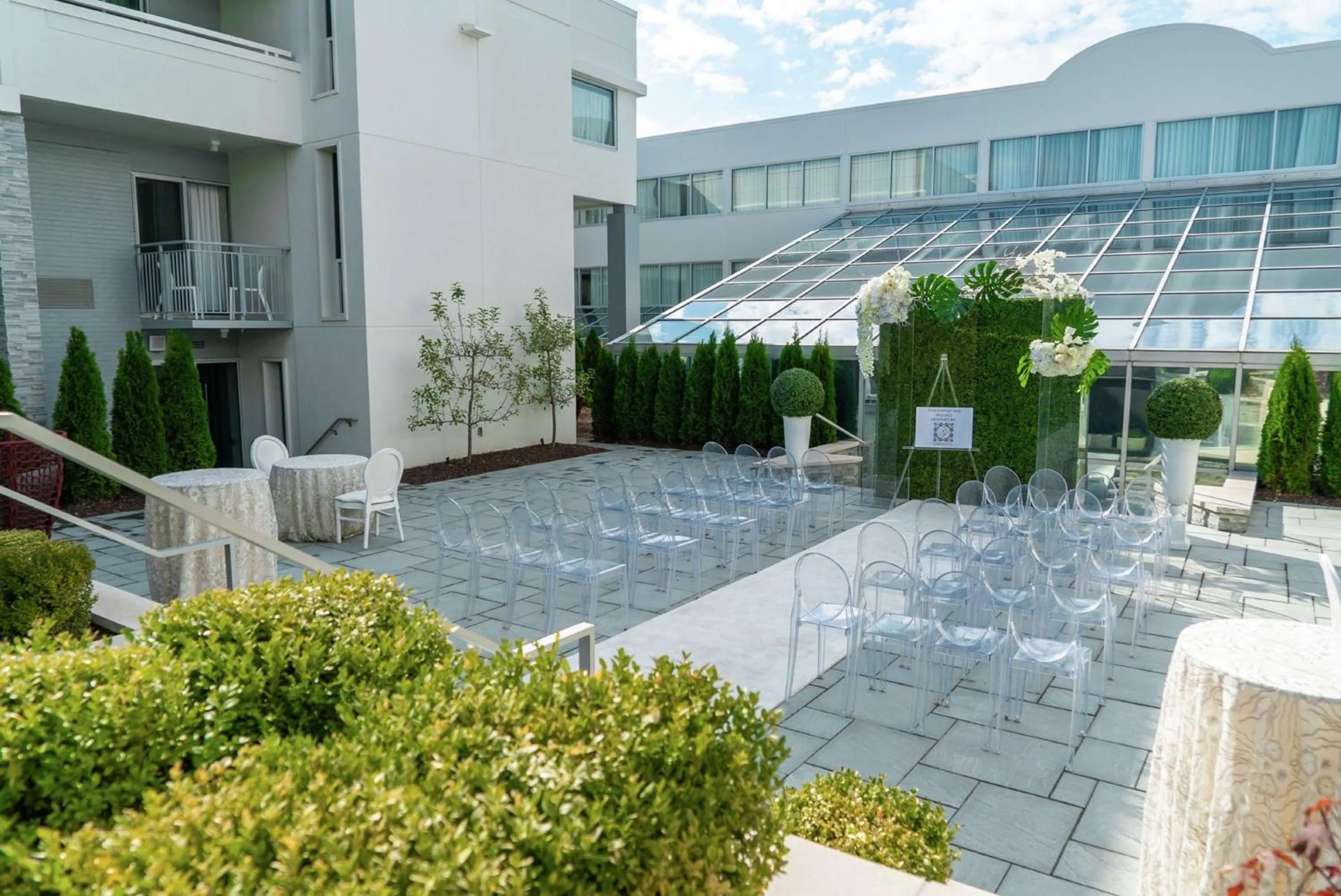 Inner courtyard view in The Kingsley Bloomfield Hills - a DoubleTree by Hilton