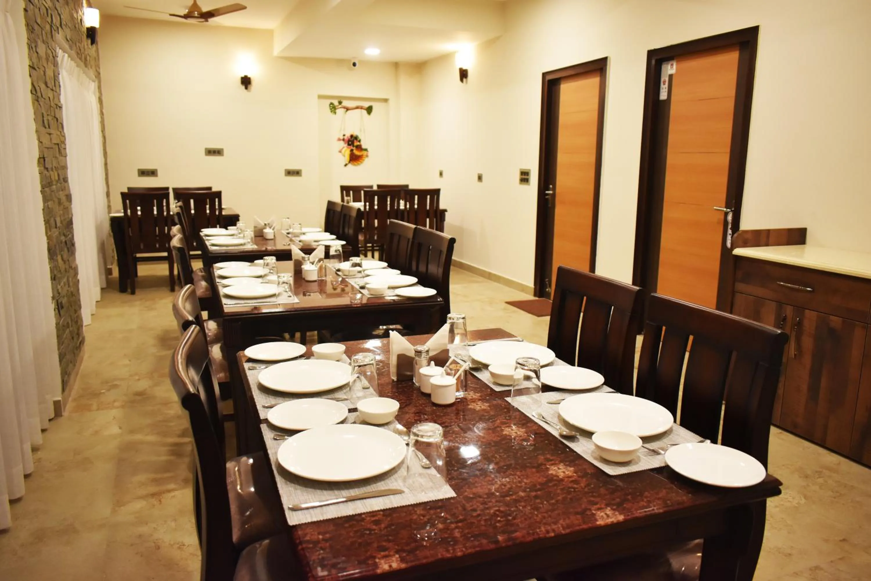 Restaurant/places to eat in Captains Paradise Luxury Resort at Mukteshwar Hill Station