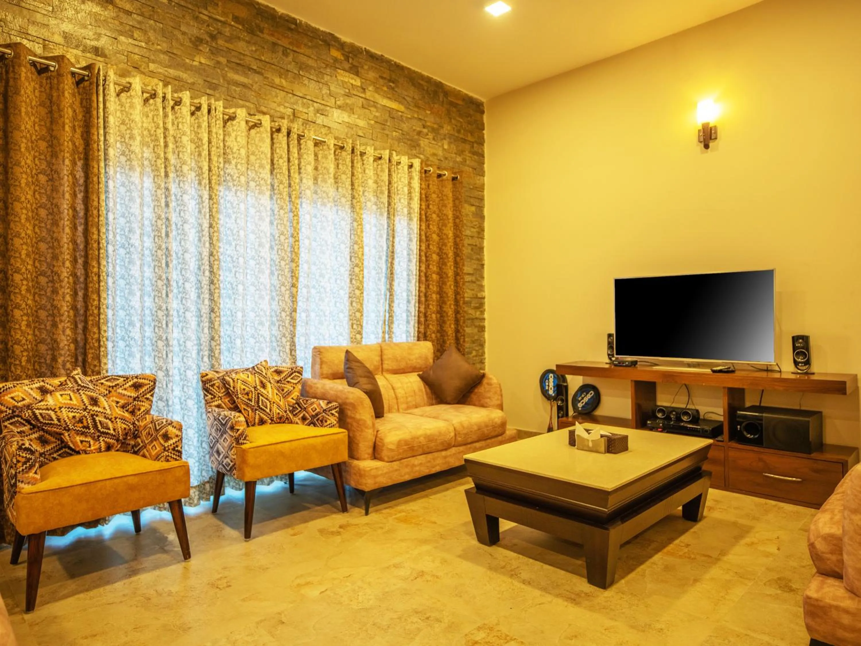 Communal lounge/ TV room in Captains Paradise Luxury Resort at Mukteshwar Hill Station