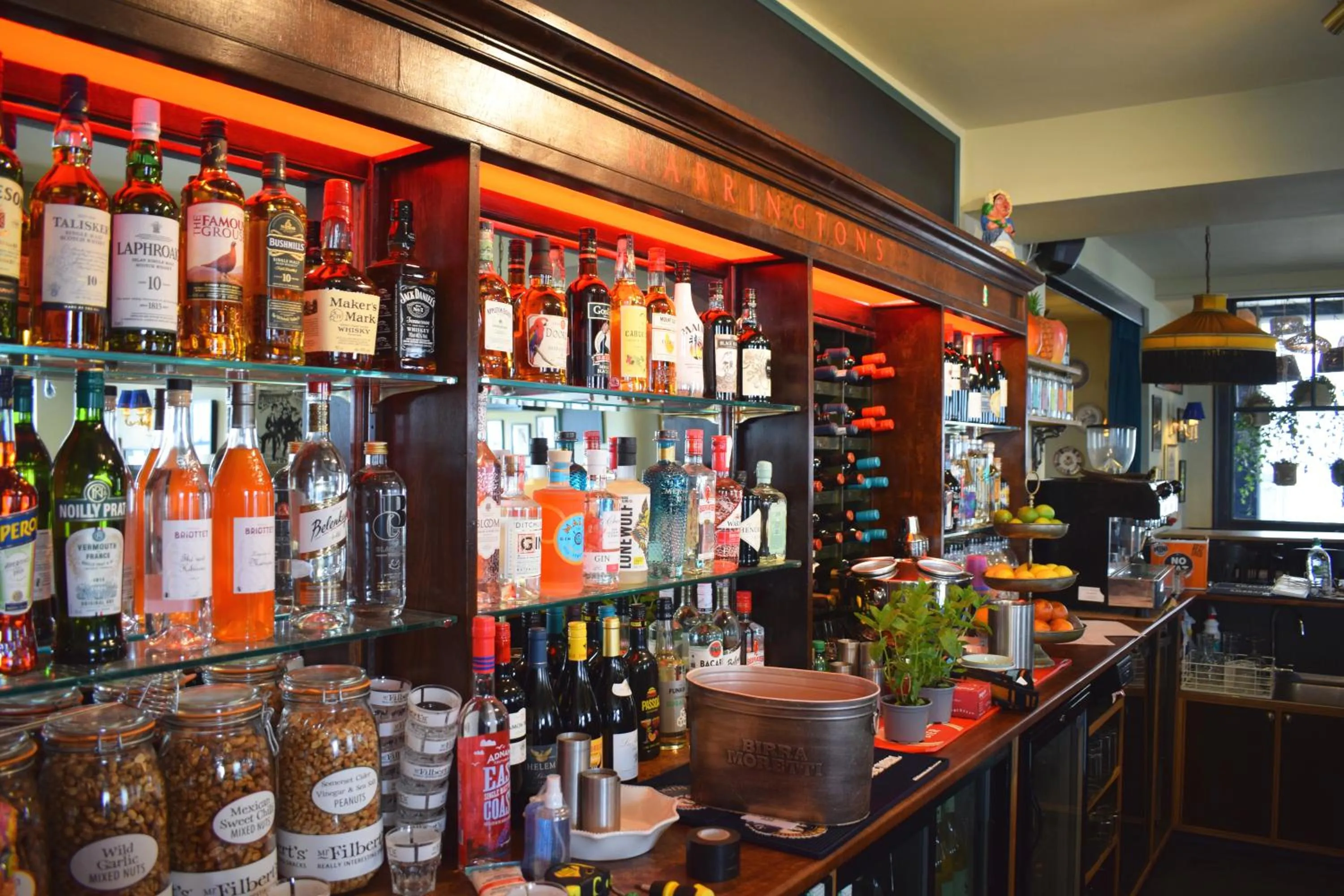 Lounge or bar in The Stirling Arms Pub & Rooms