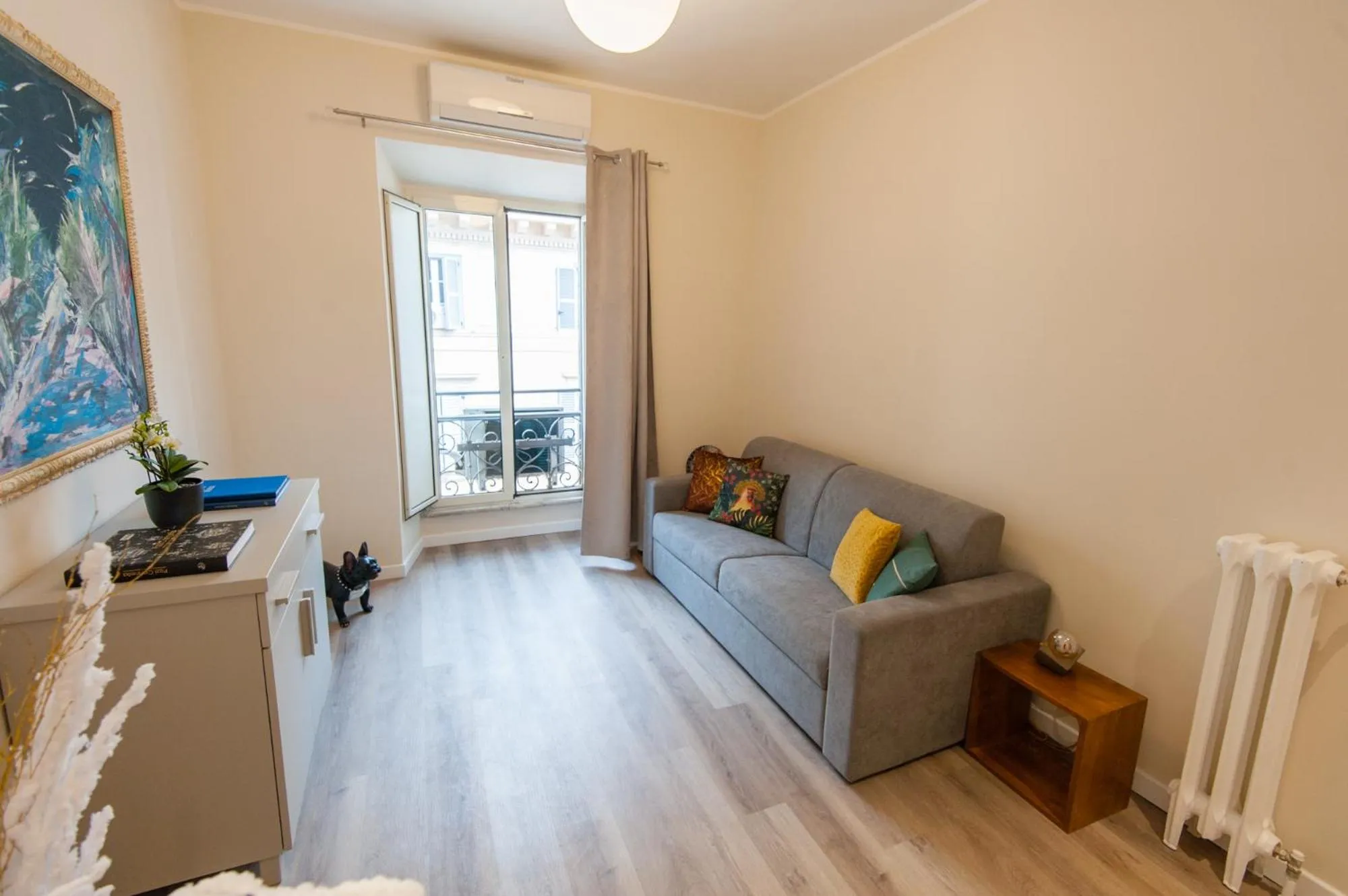 Living room in Design 18 Charming Rooms