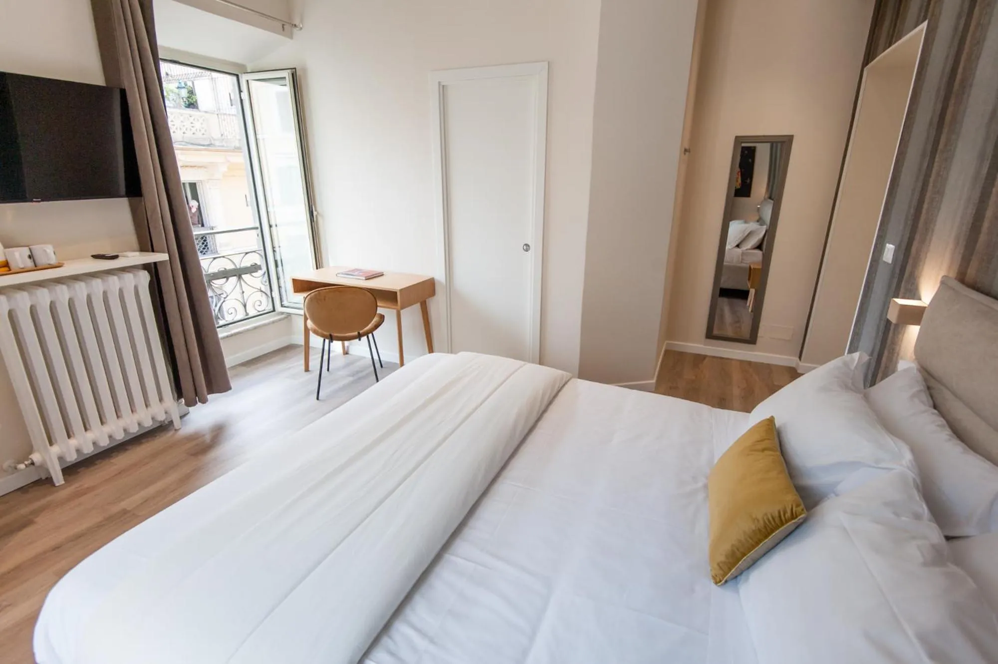 Photo of the whole room, Bed in Design 18 Charming Rooms