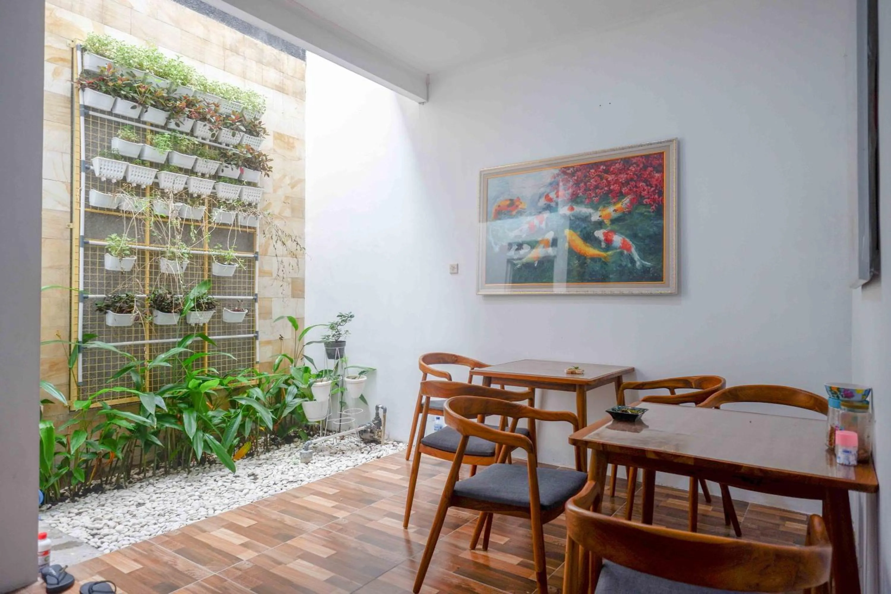 Seating area in Omah Ninten Syariah Laweyan RedPartner